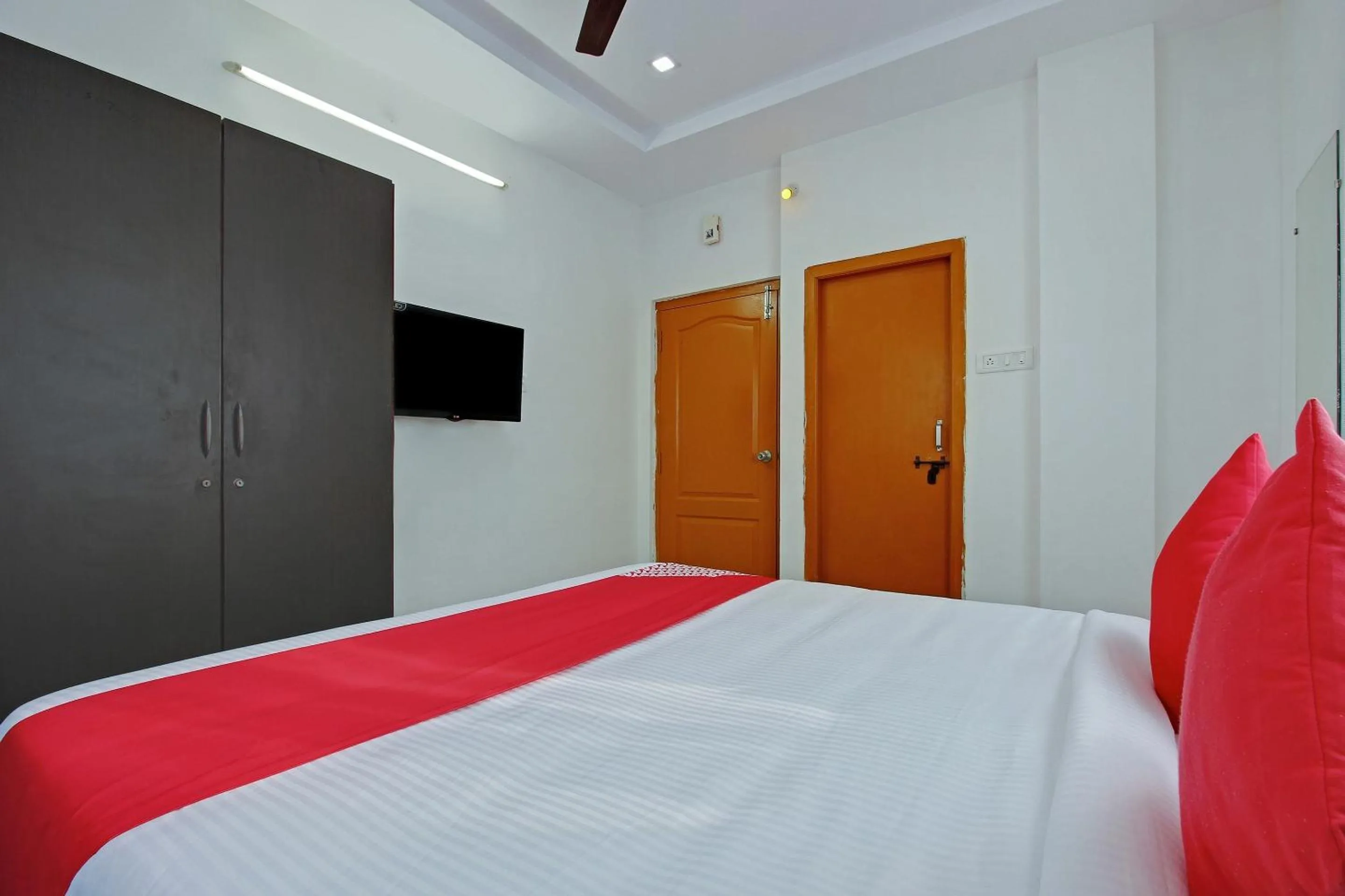 Bedroom, Bed in Super Hotel O Golden Hive Madhapur Near Shilparamam