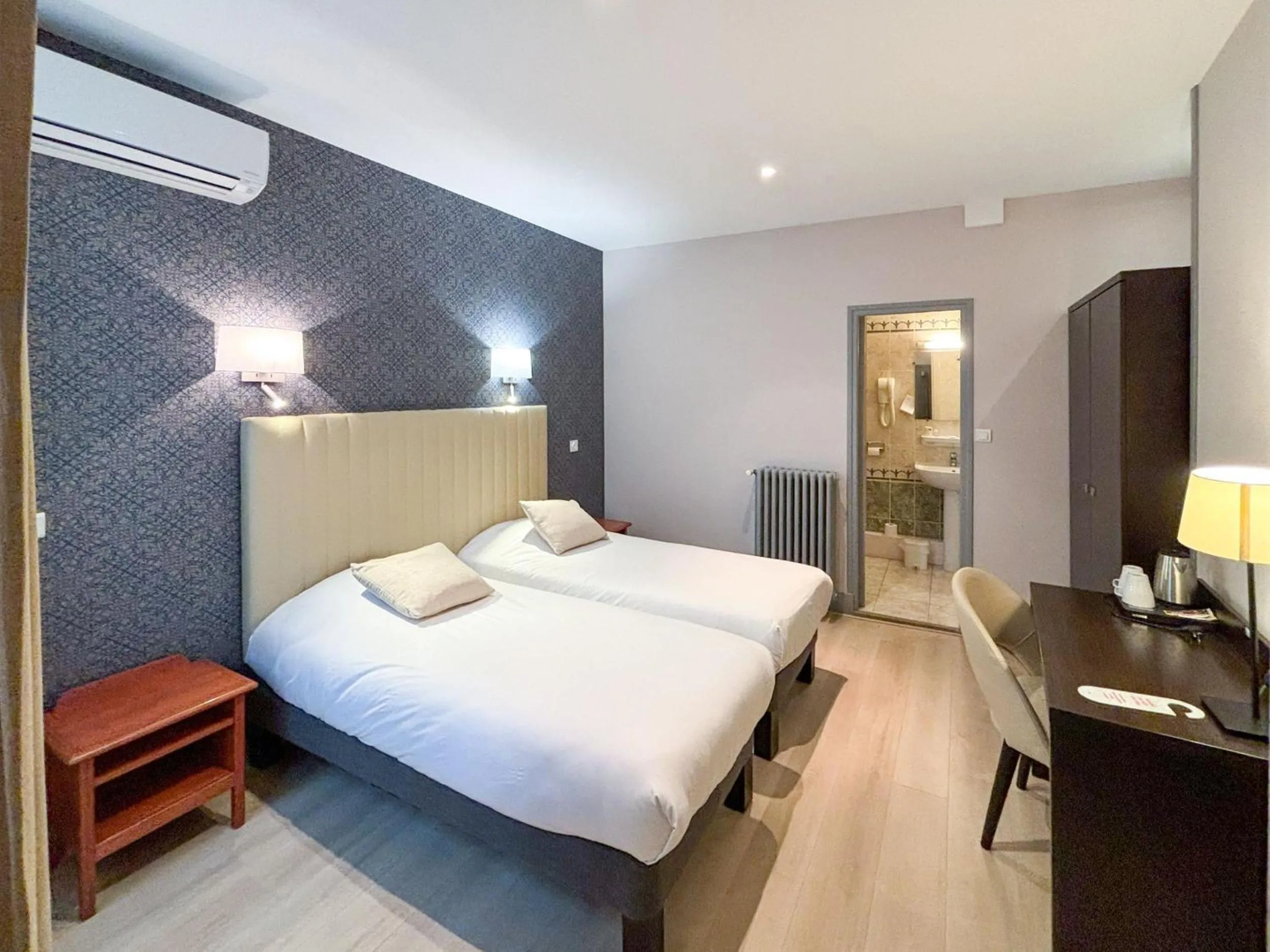 Photo of the whole room, Bed in Hotel Le Jacquemart