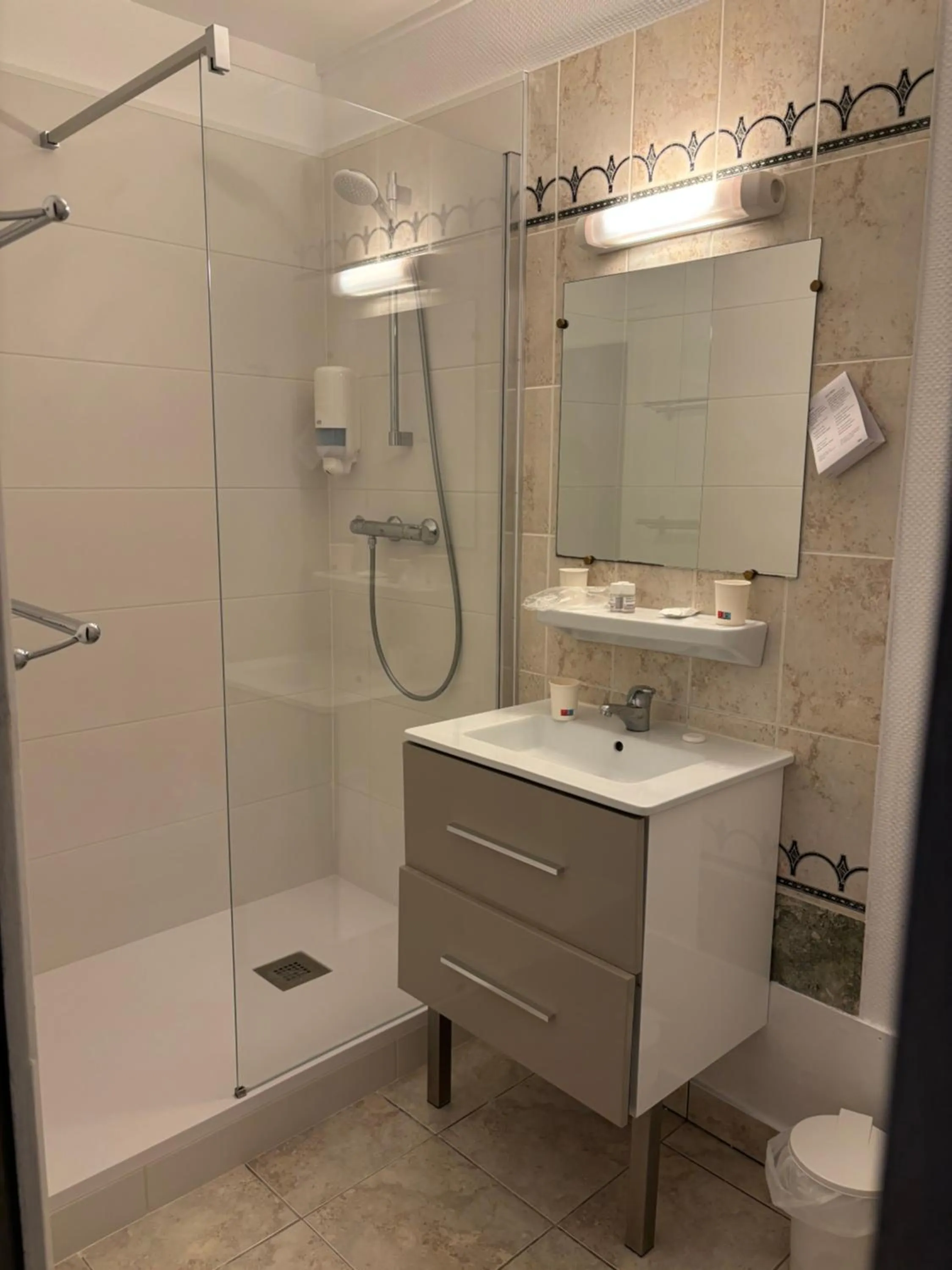 Shower in Hotel Le Jacquemart