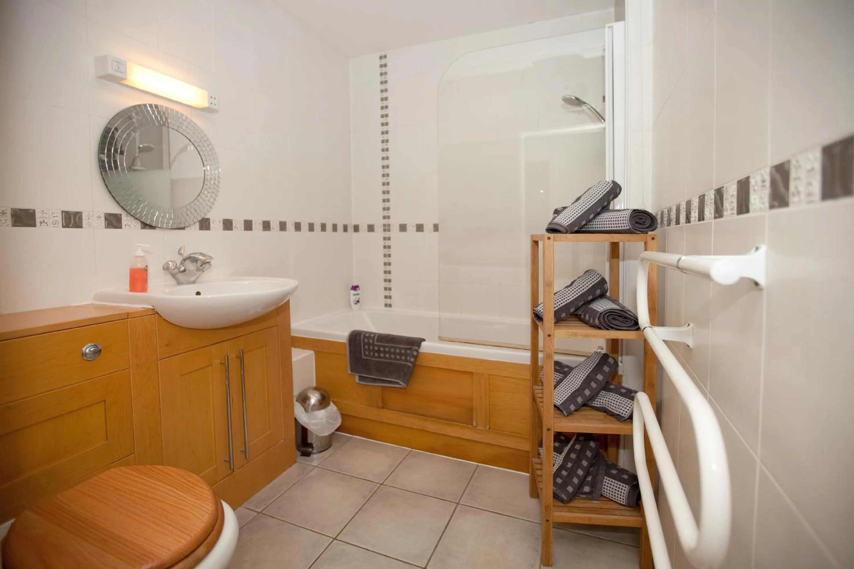 Bathroom in Riverbank View Three Bedroom Apartment with Free Parking