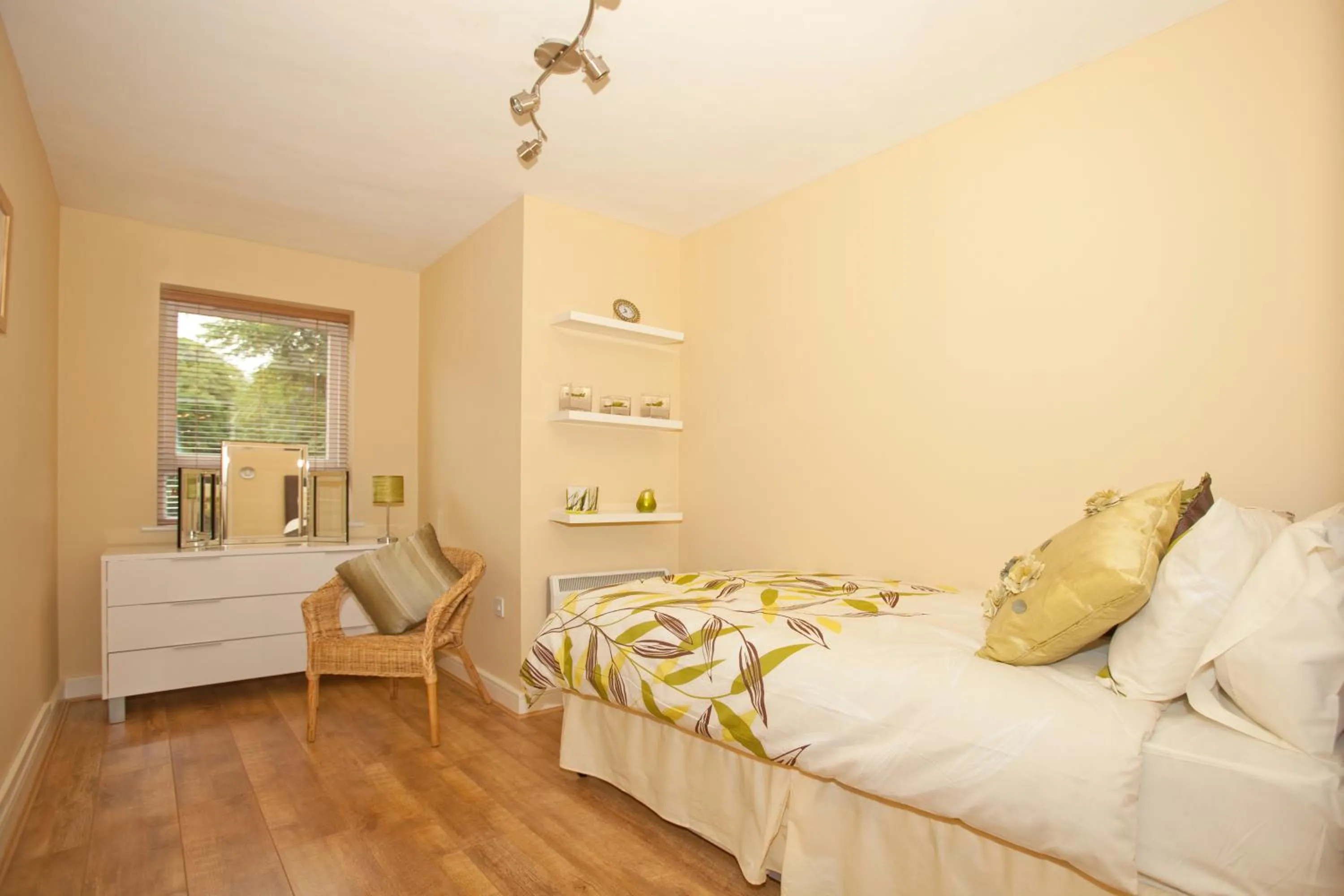 Bedroom, Bed in Riverbank View Three Bedroom Apartment with Free Parking