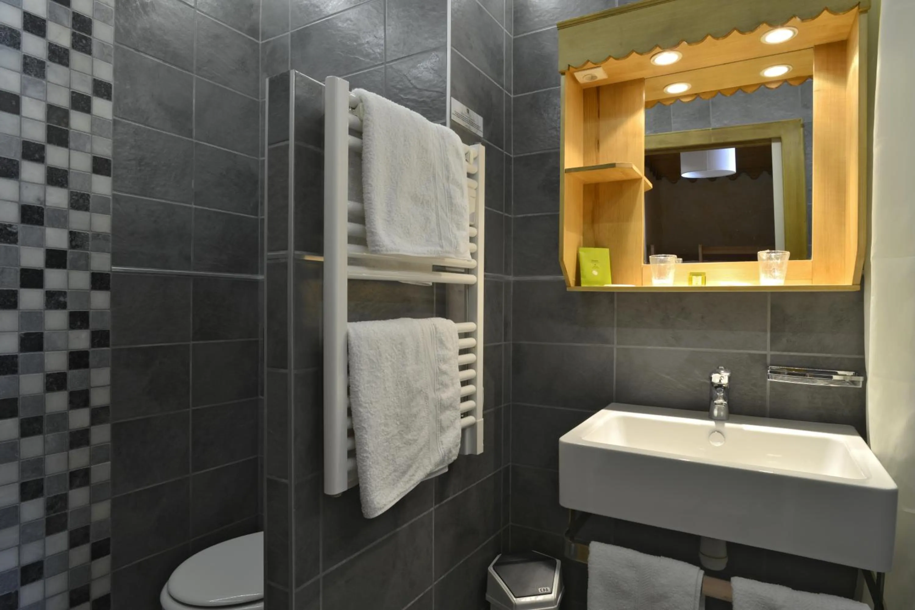 Shower in Hotel Le Ferraillon