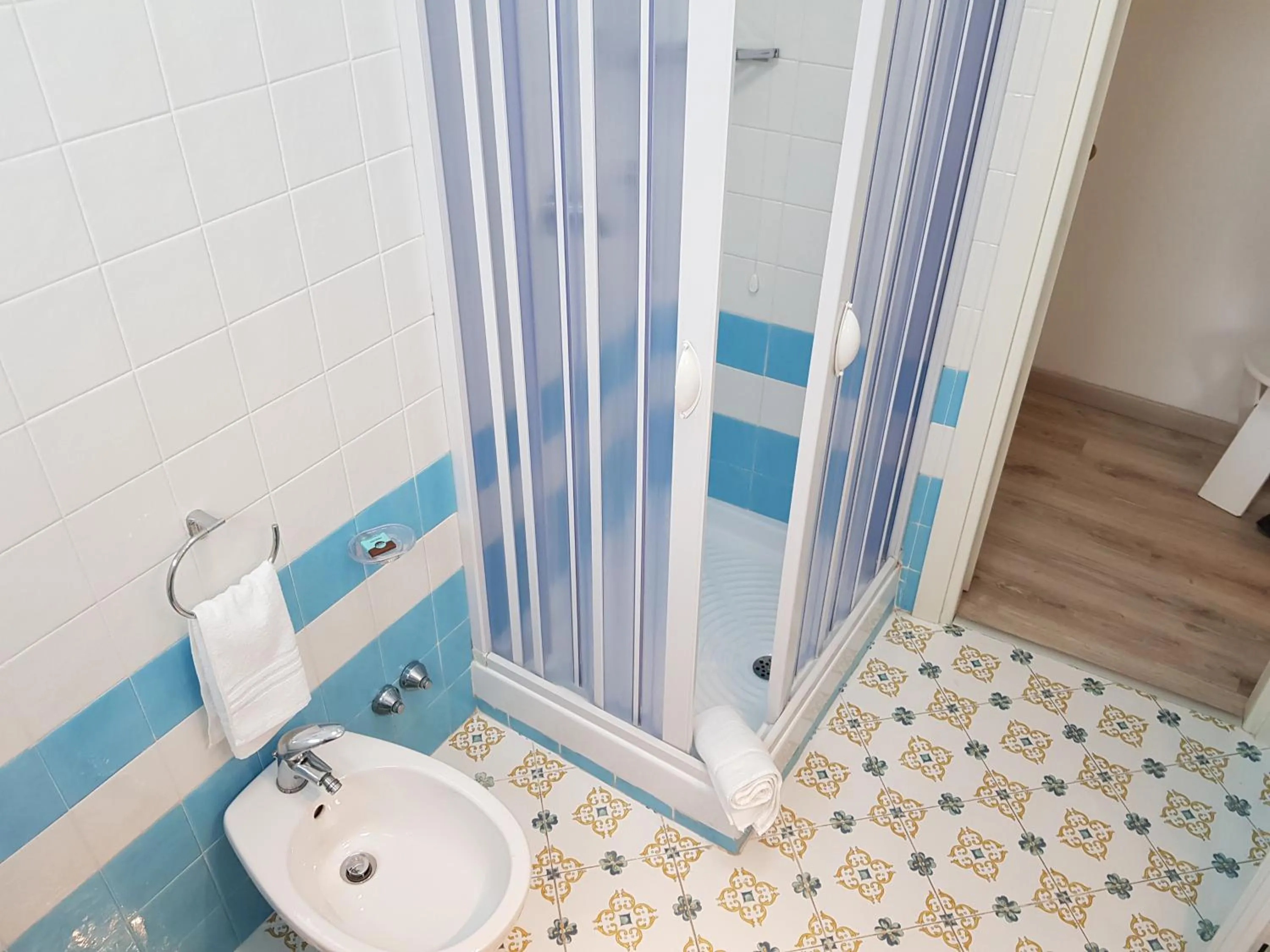 Shower in Hotel Oriente