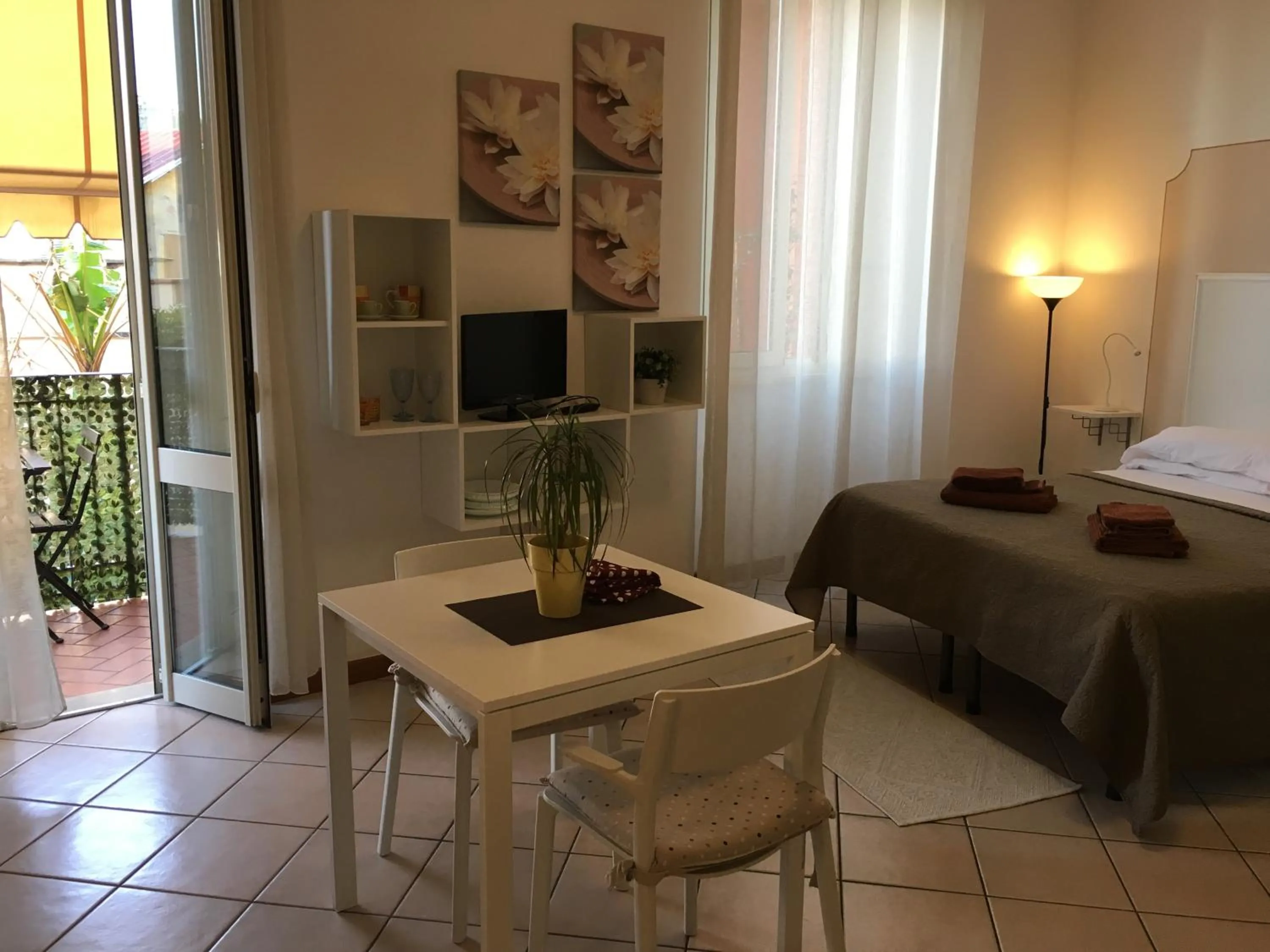 Photo of the whole room, Bed in Residence Gloria