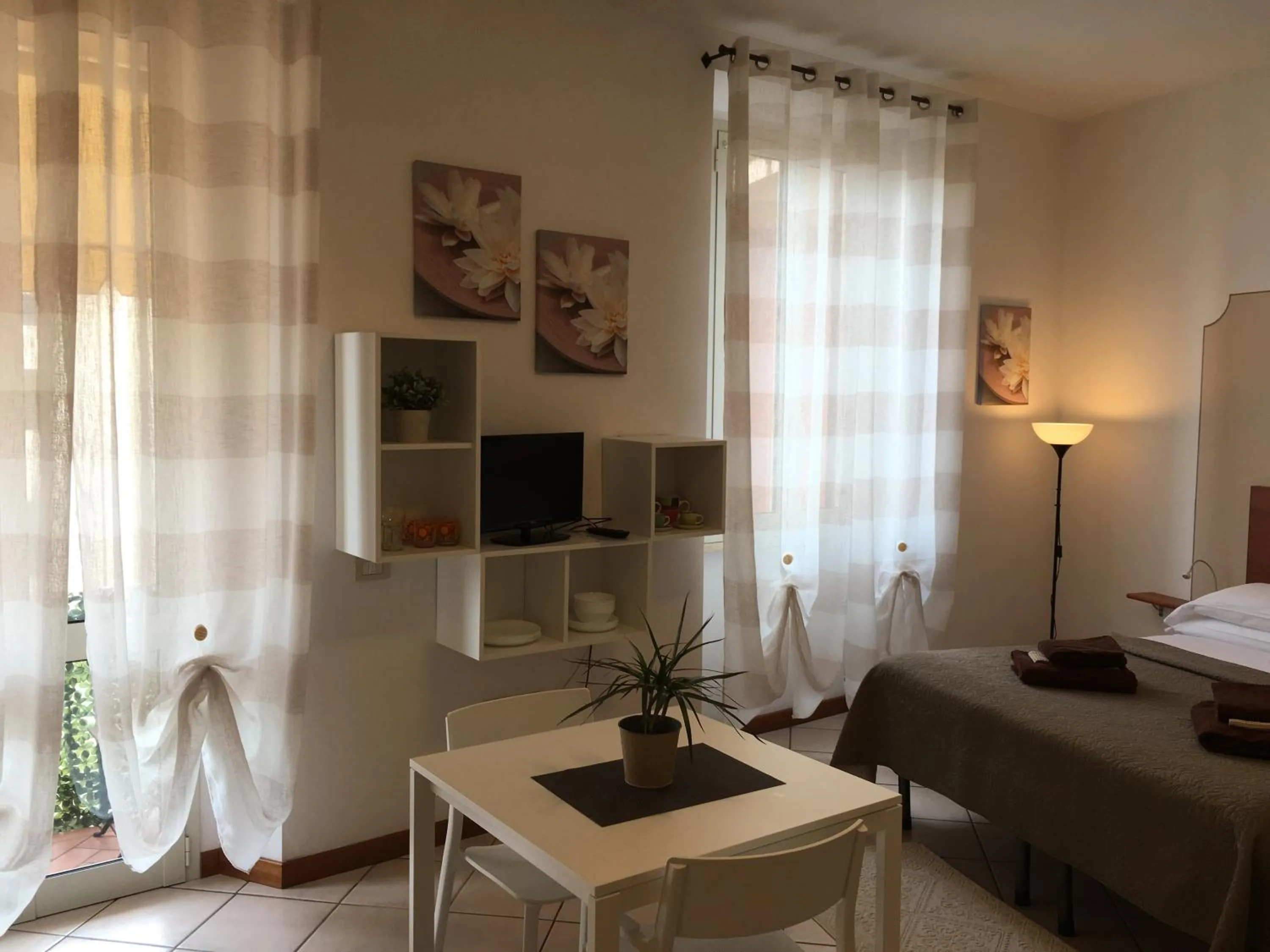 Photo of the whole room, Bed in Residence Gloria