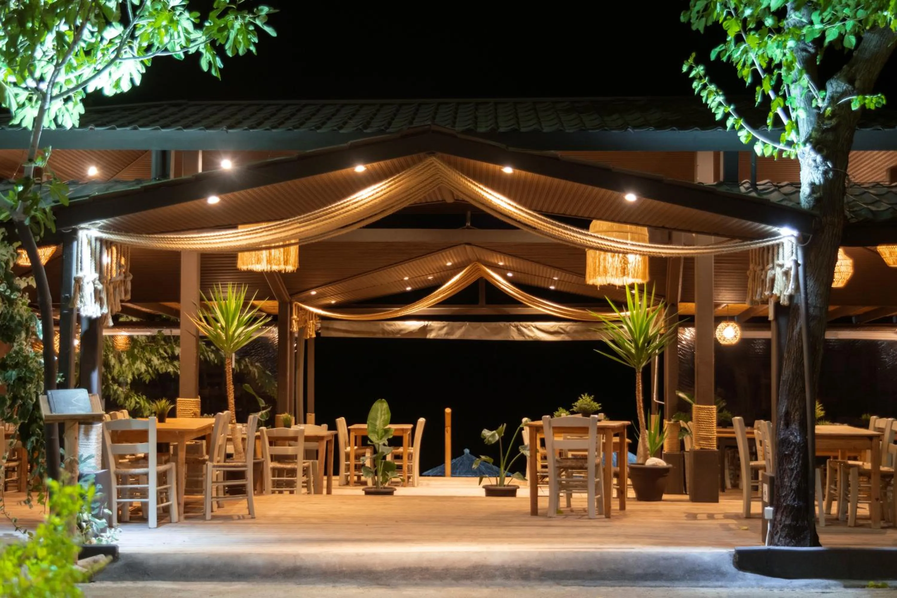 Restaurant/places to eat in Beach Hotel Kapahi