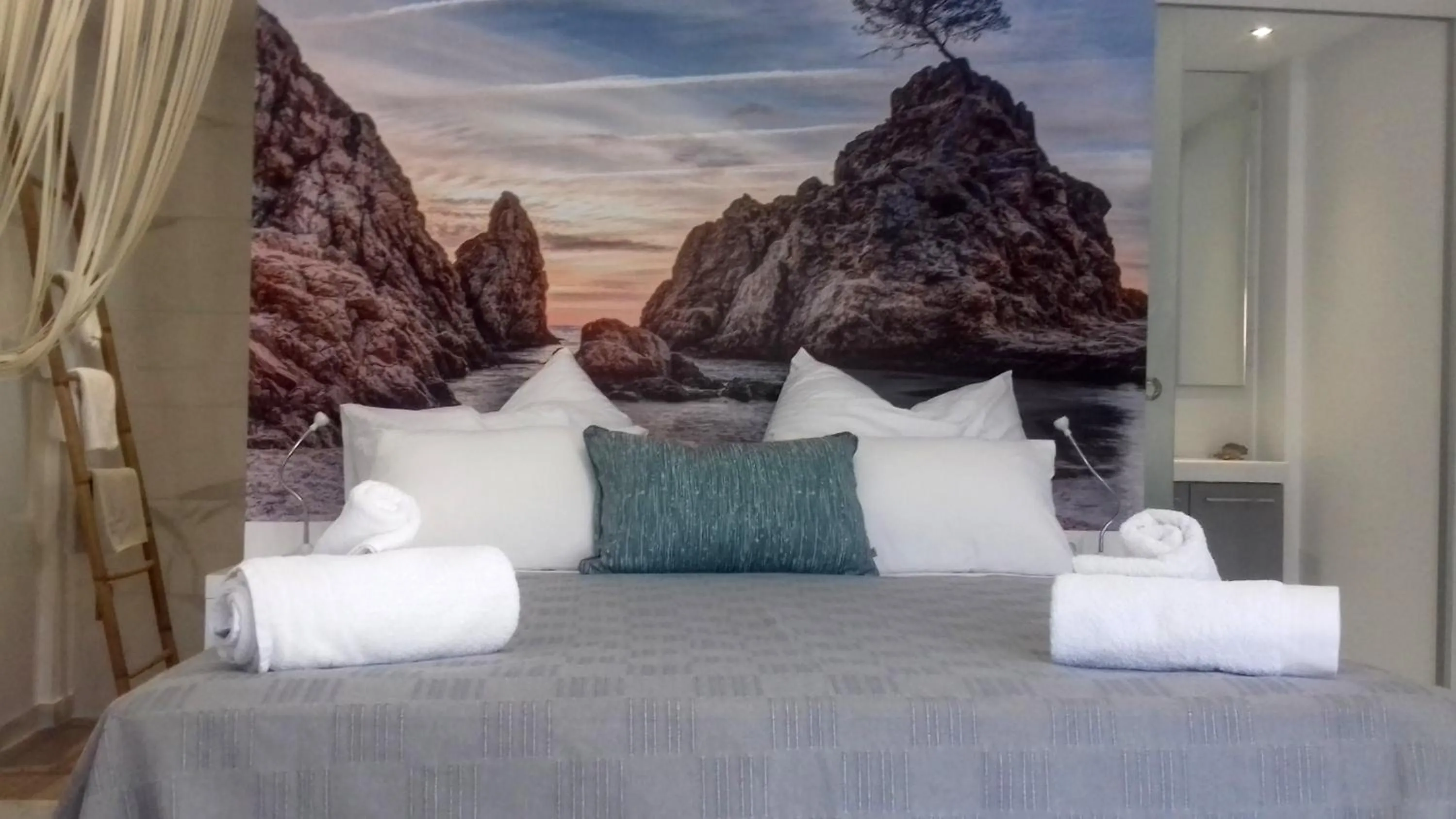 Bedroom, Bed in Beach Hotel Kapahi