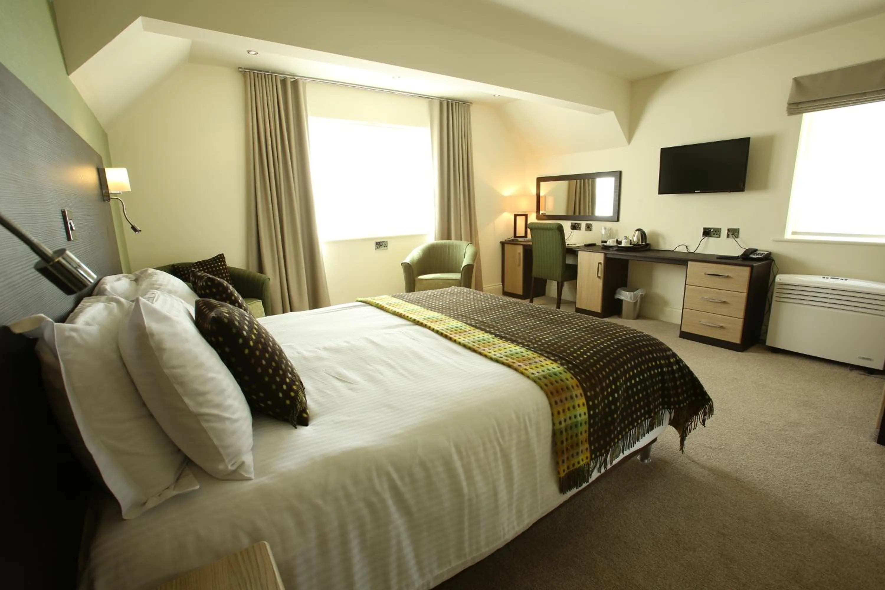 Photo of the whole room, Bed in The Craven Heifer Inn