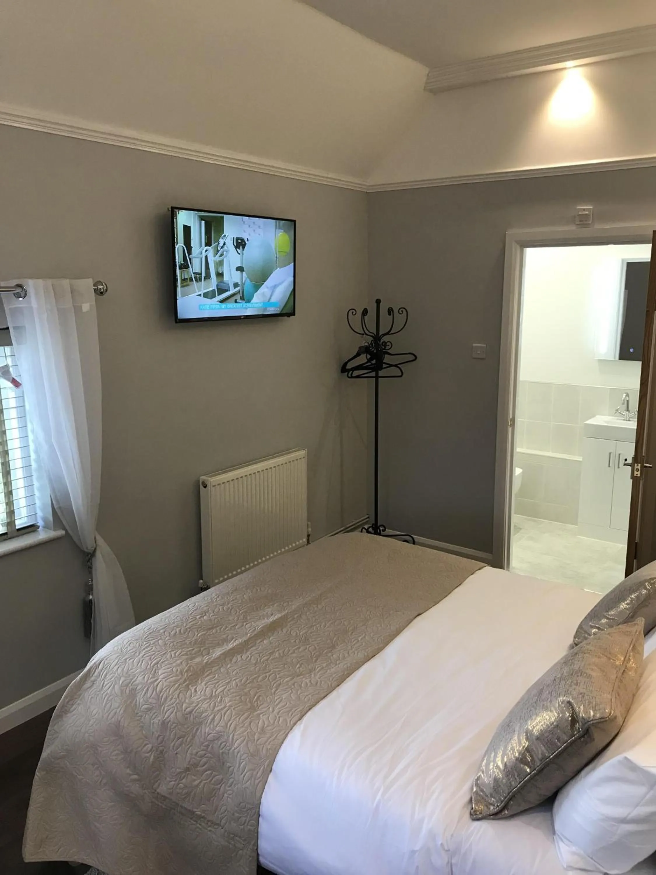 Bedroom, Bed in Old Thatch Bambers Green