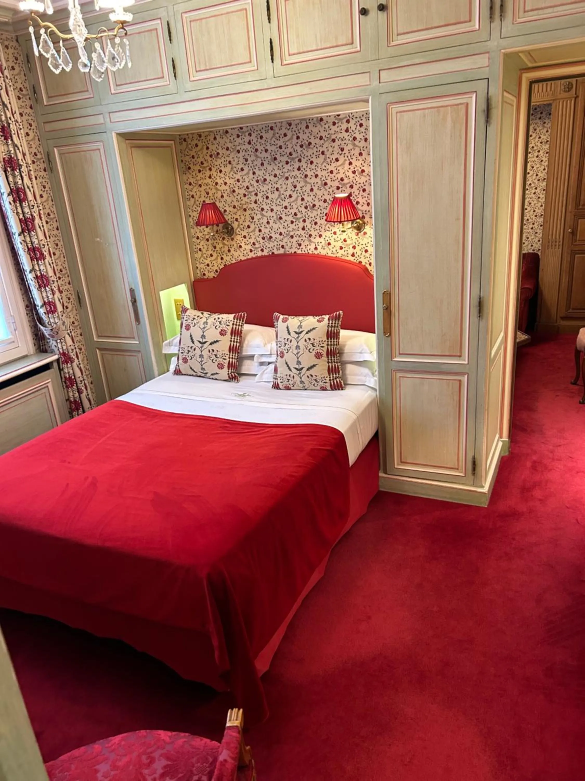 Bed in Hôtel Duc De St-Simon