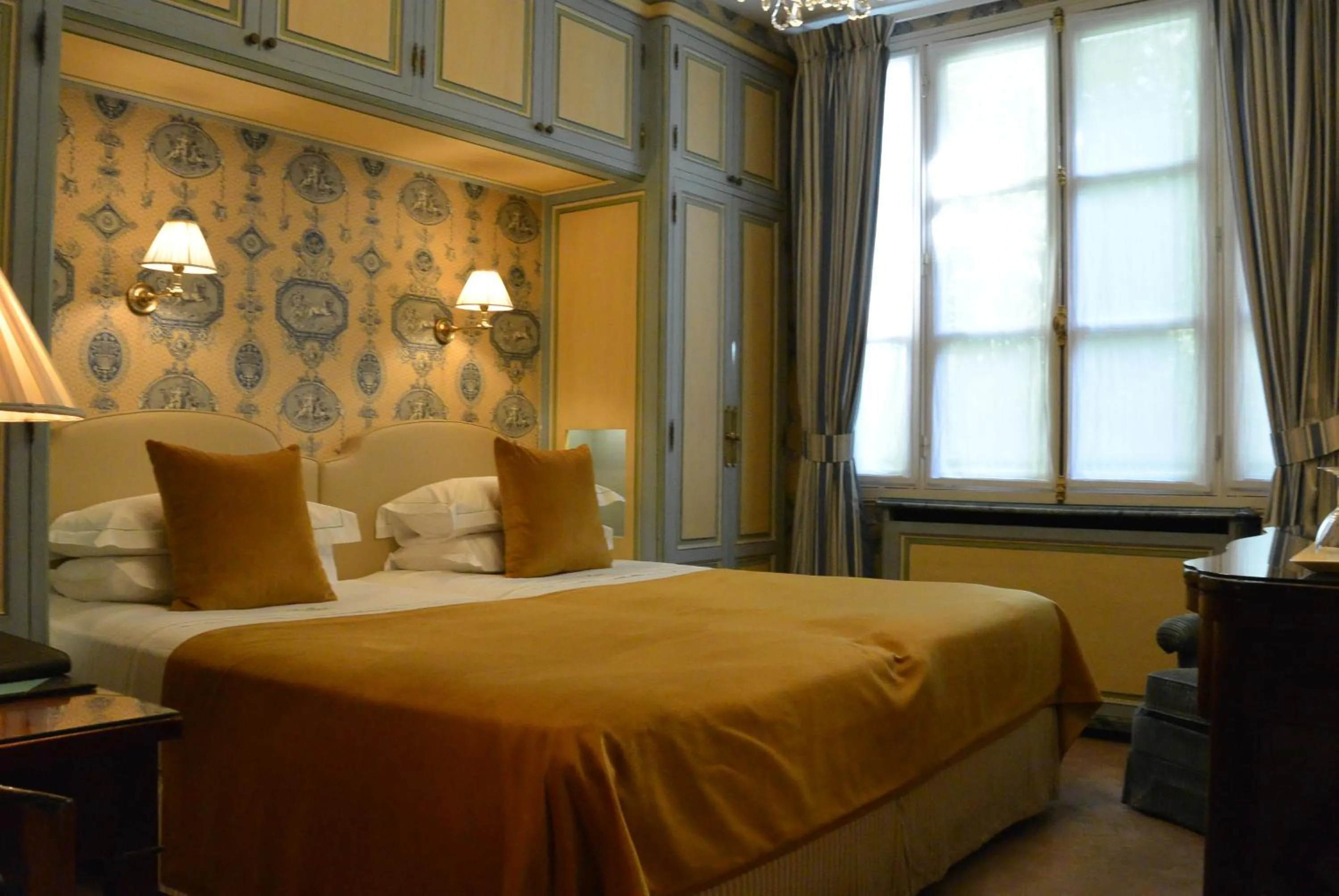 Bed in Hôtel Duc De St-Simon