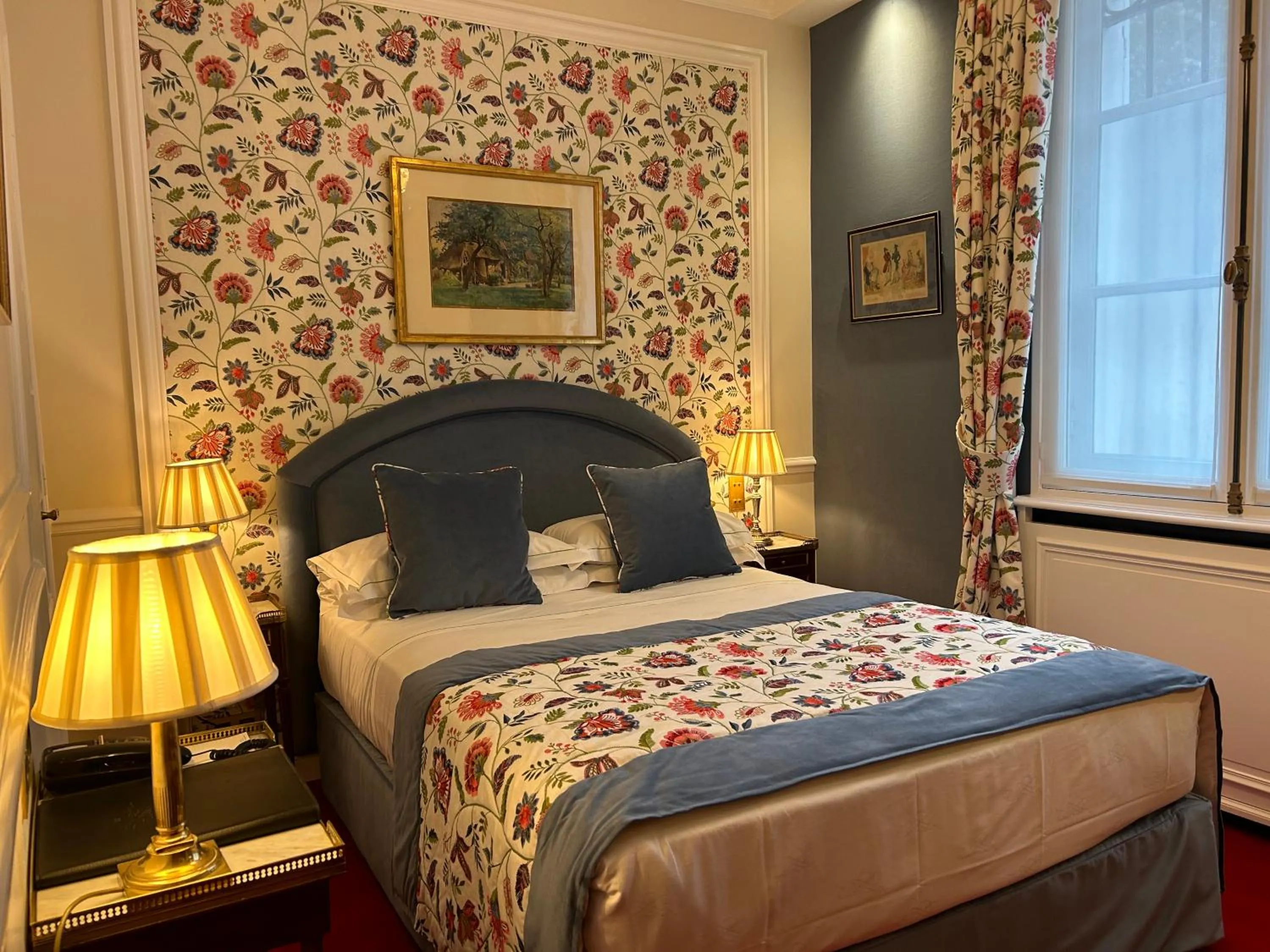 Bed in Hôtel Duc De St-Simon