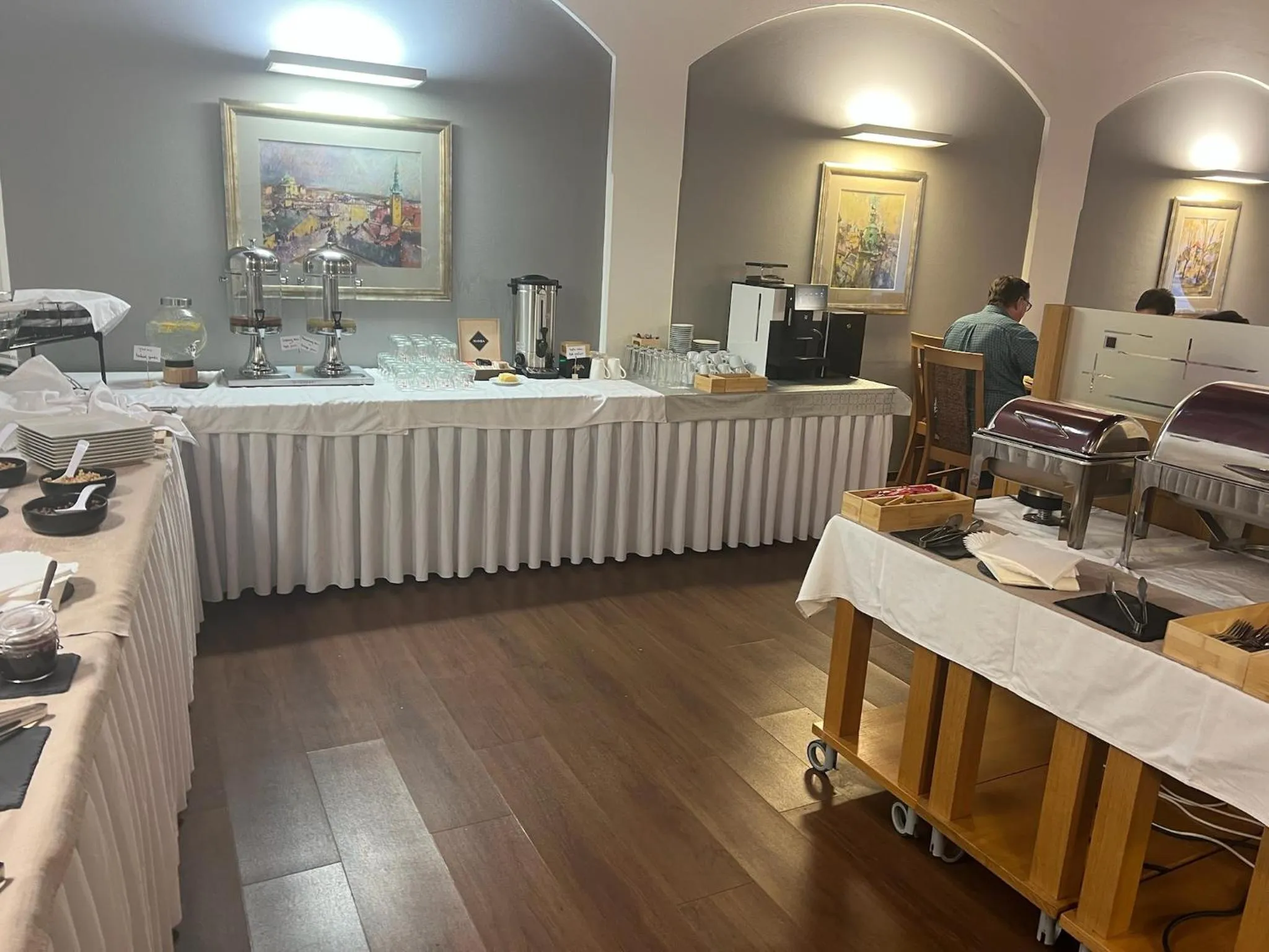 Restaurant/places to eat in Hotel Trinity