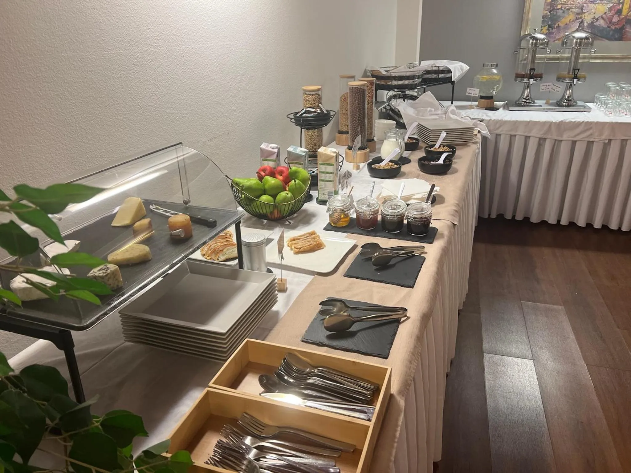 Restaurant/places to eat in Hotel Trinity