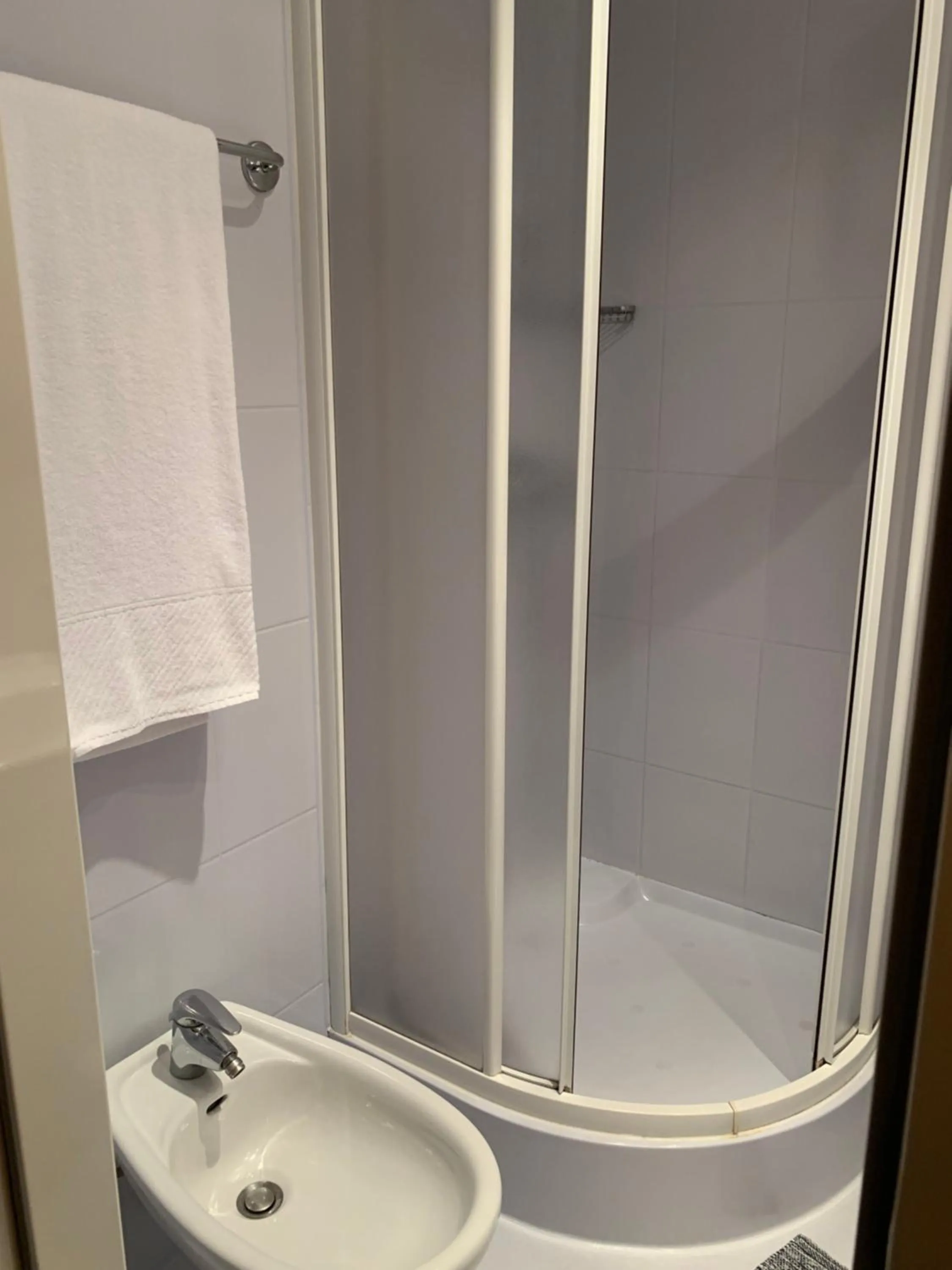 Shower in HOTEL ELENA