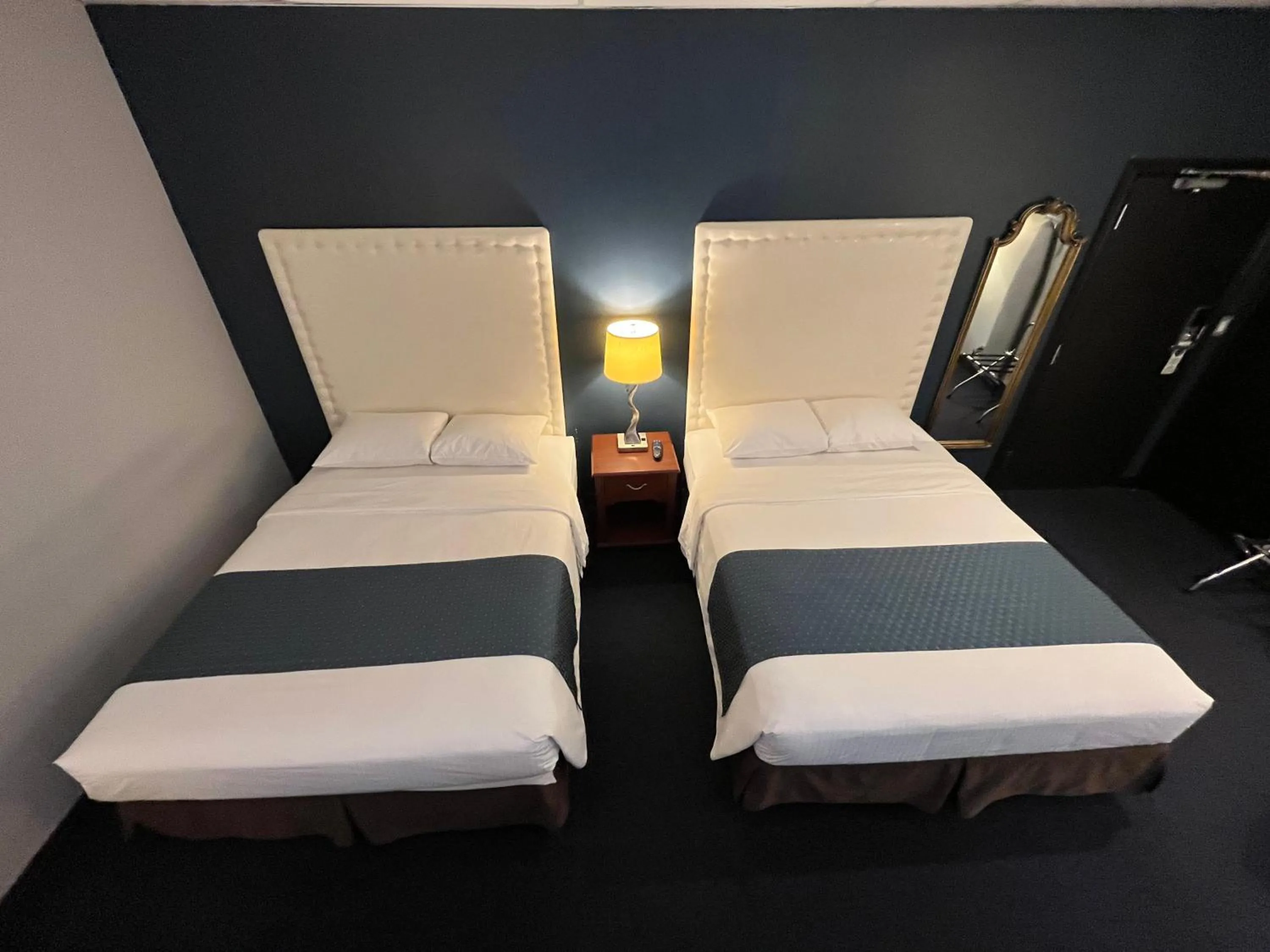 Bed in Le Voyageur Inn