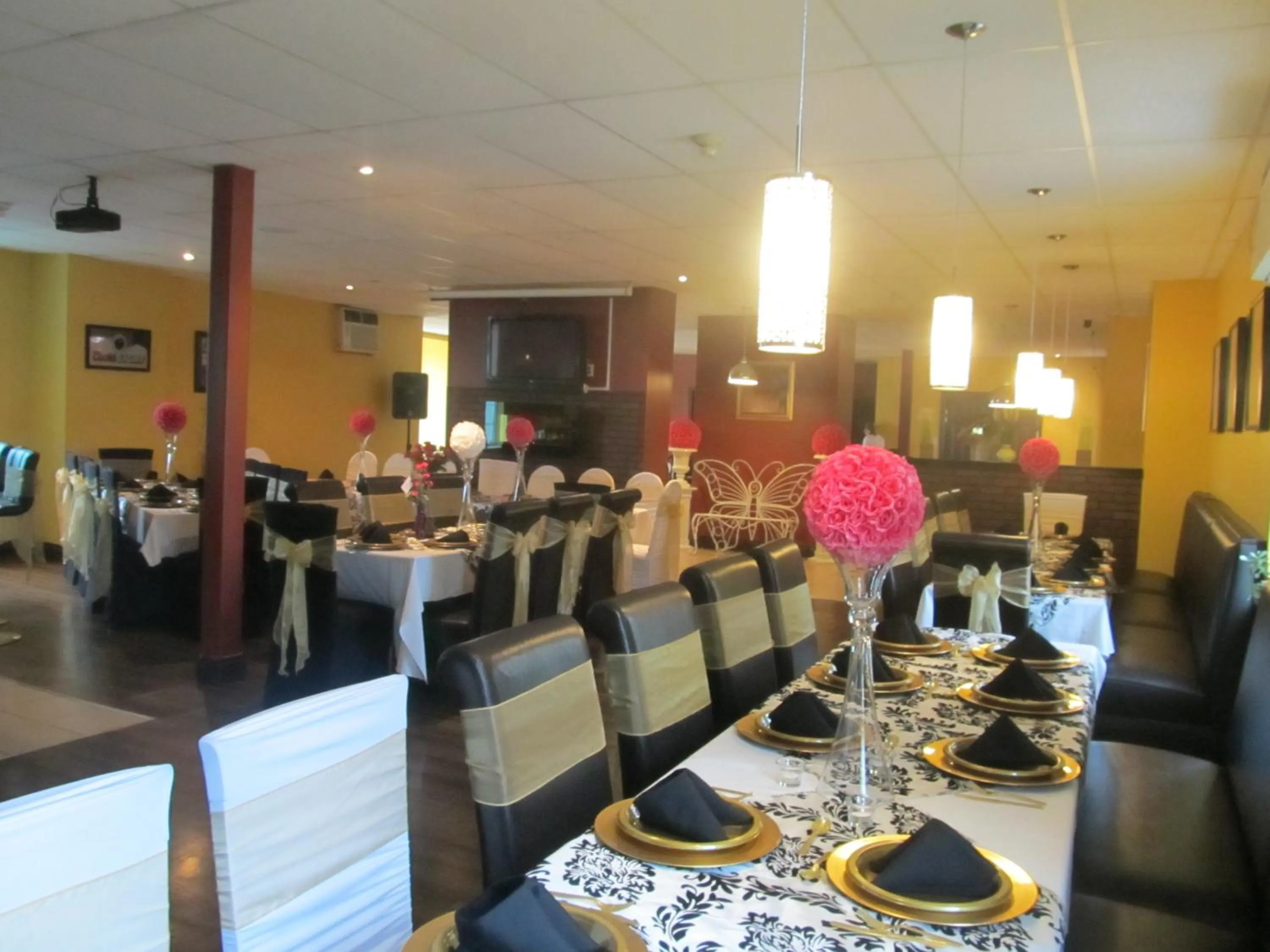 Restaurant/places to eat in Le Voyageur Inn