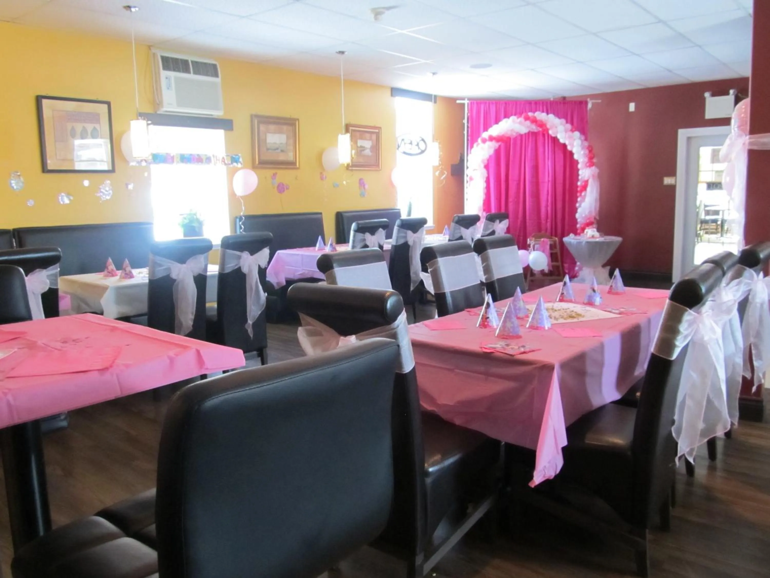 Restaurant/places to eat in Le Voyageur Inn