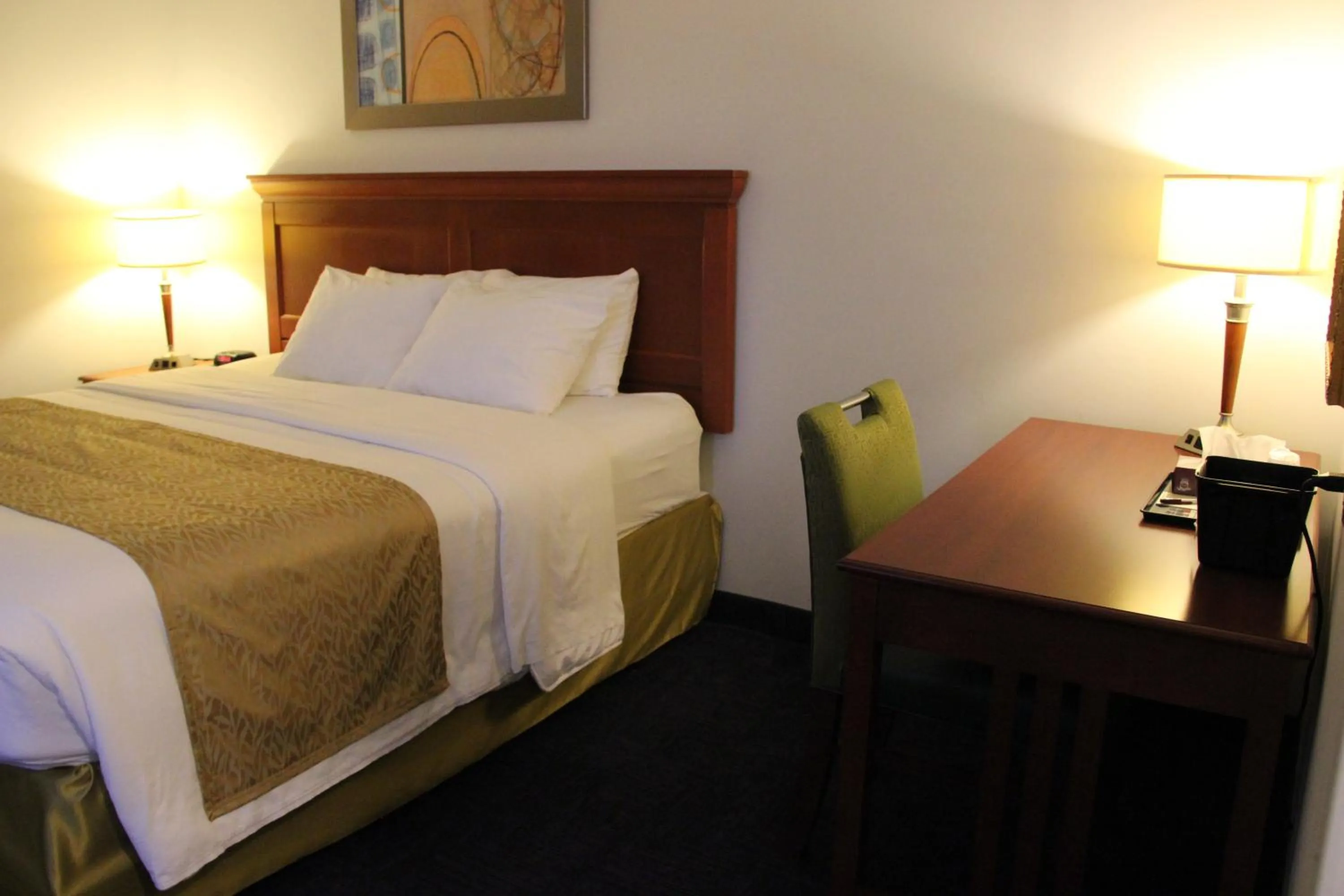 Bed in Le Voyageur Inn