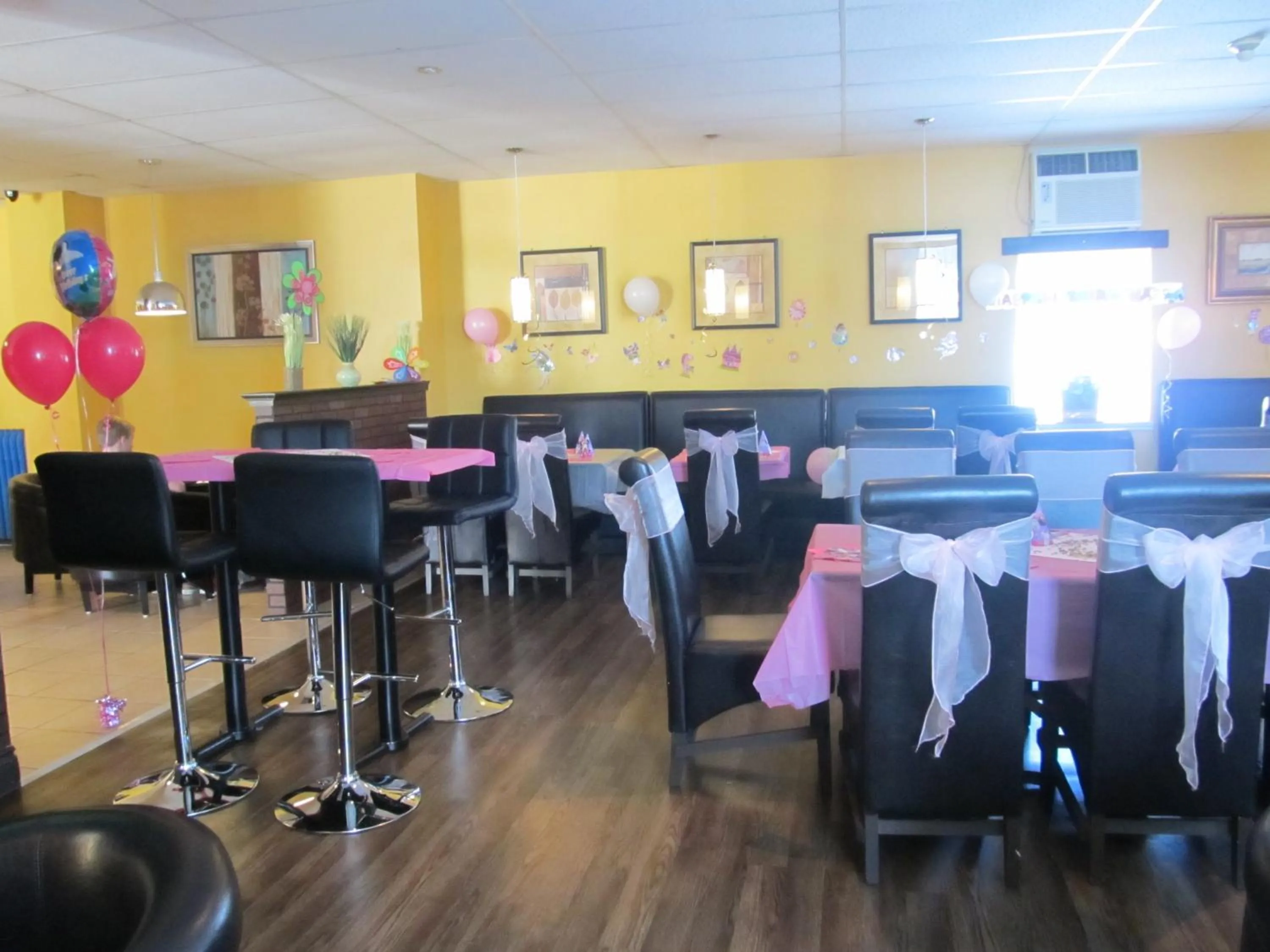 Restaurant/places to eat in Le Voyageur Inn