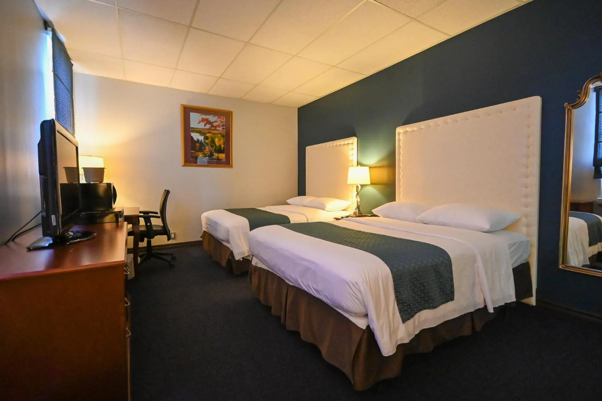 Bed in Le Voyageur Inn