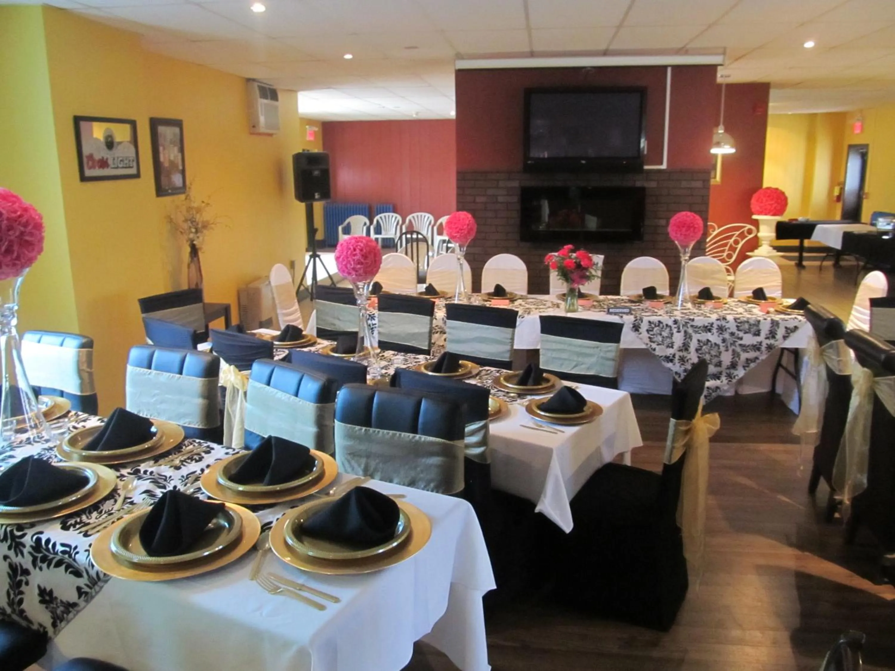 Restaurant/places to eat in Le Voyageur Inn