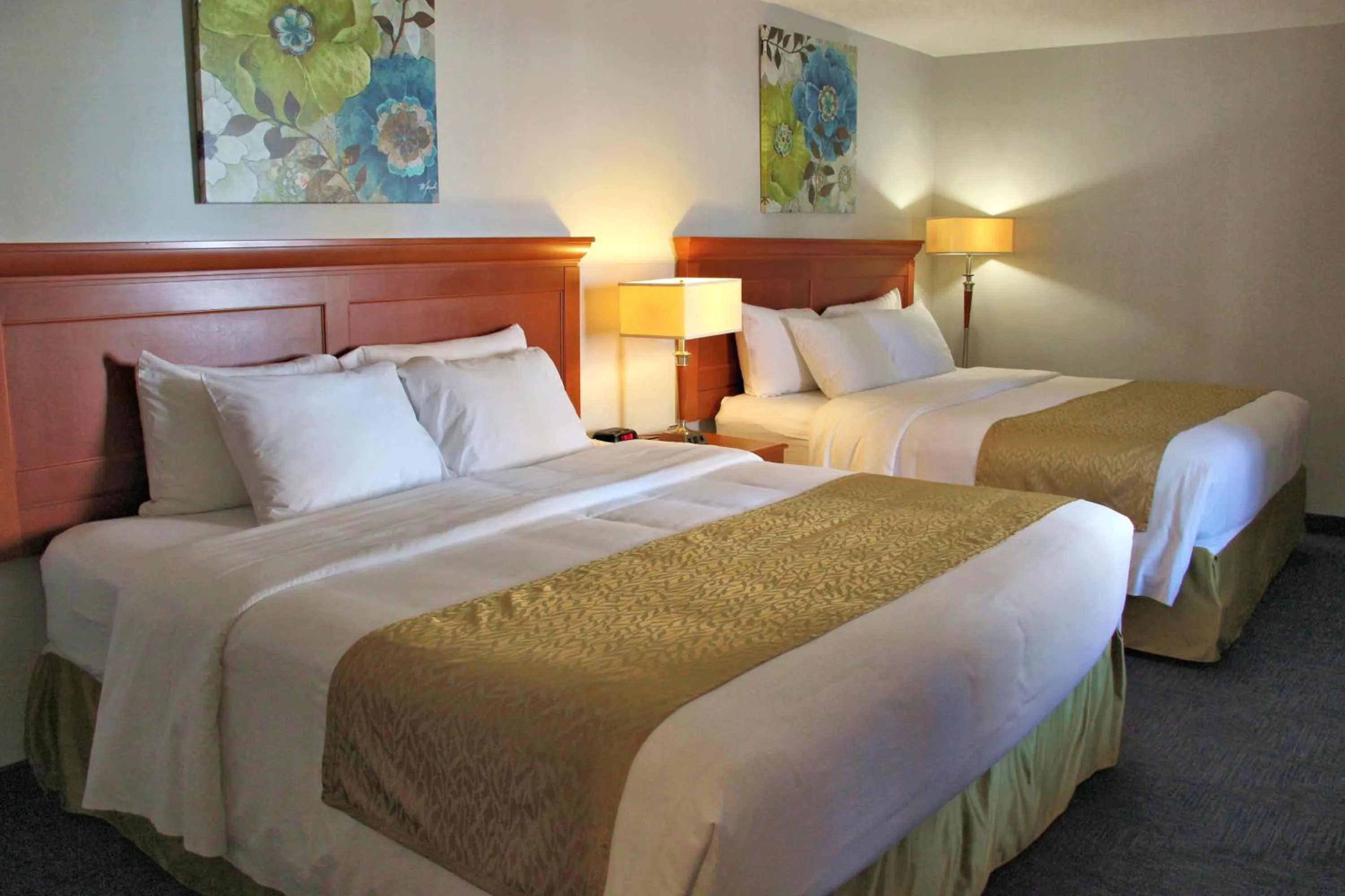 Bedroom, Bed in Le Voyageur Inn