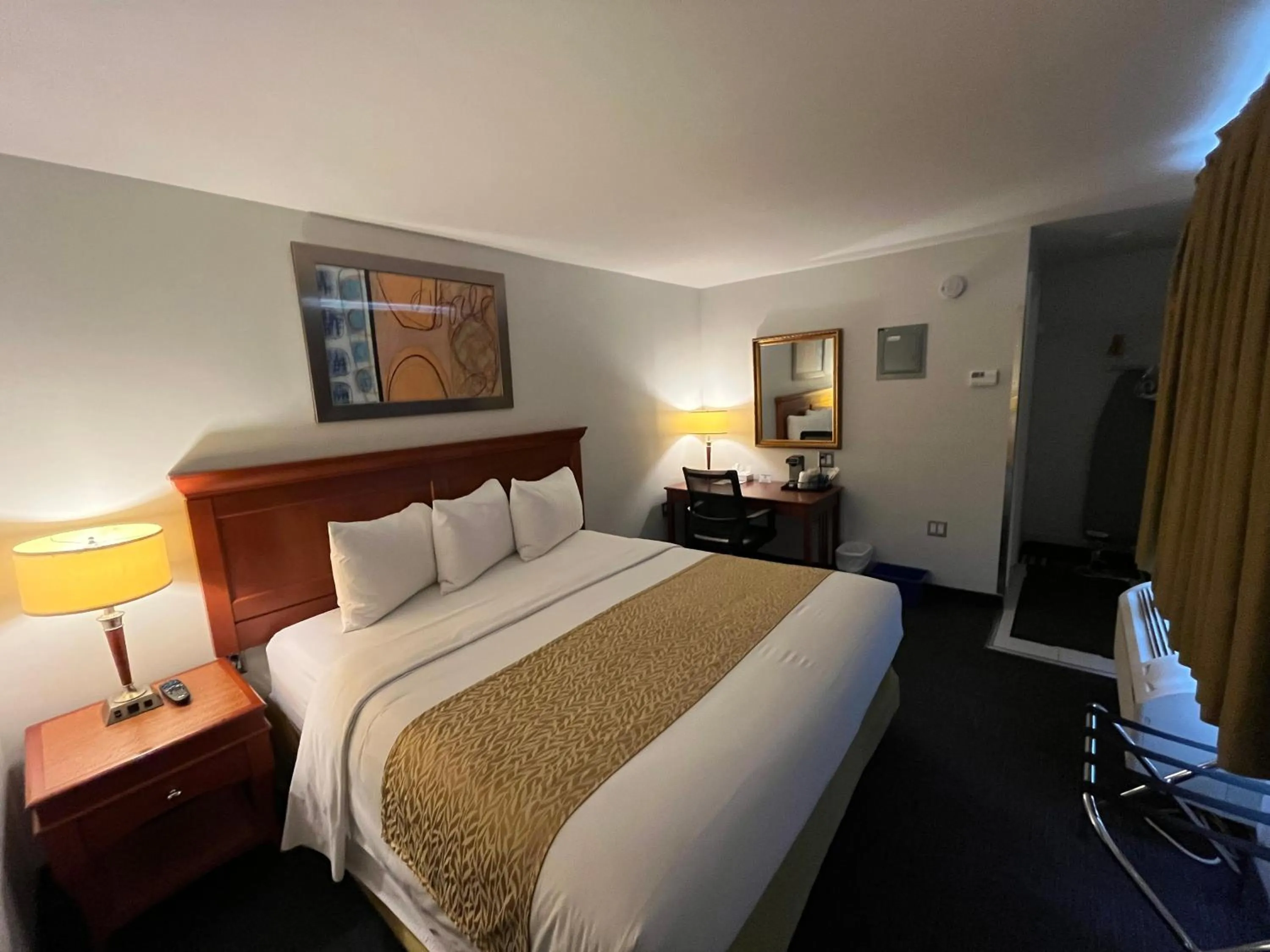 Bed in Le Voyageur Inn