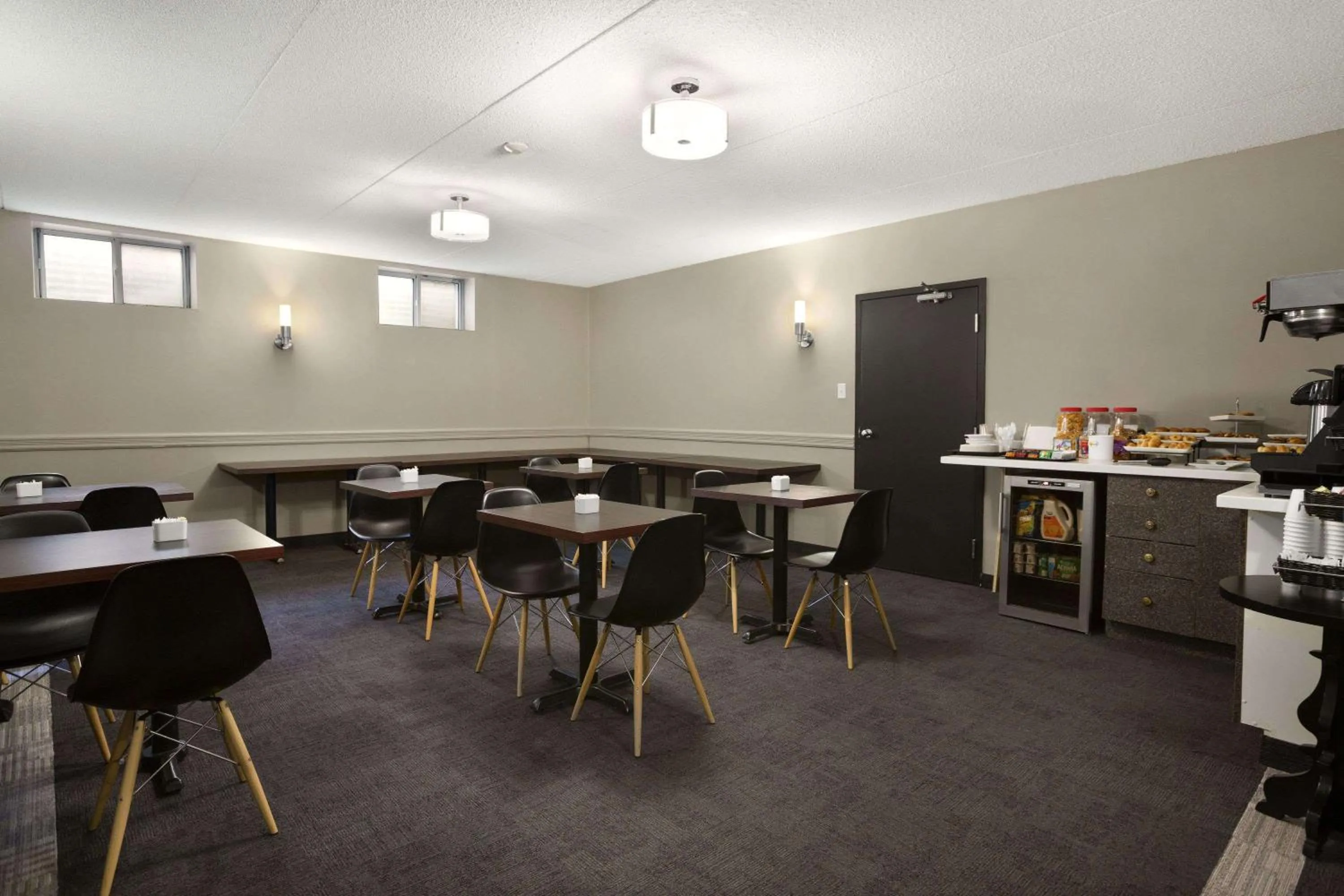 Restaurant/places to eat in Days Inn by Wyndham Stouffville