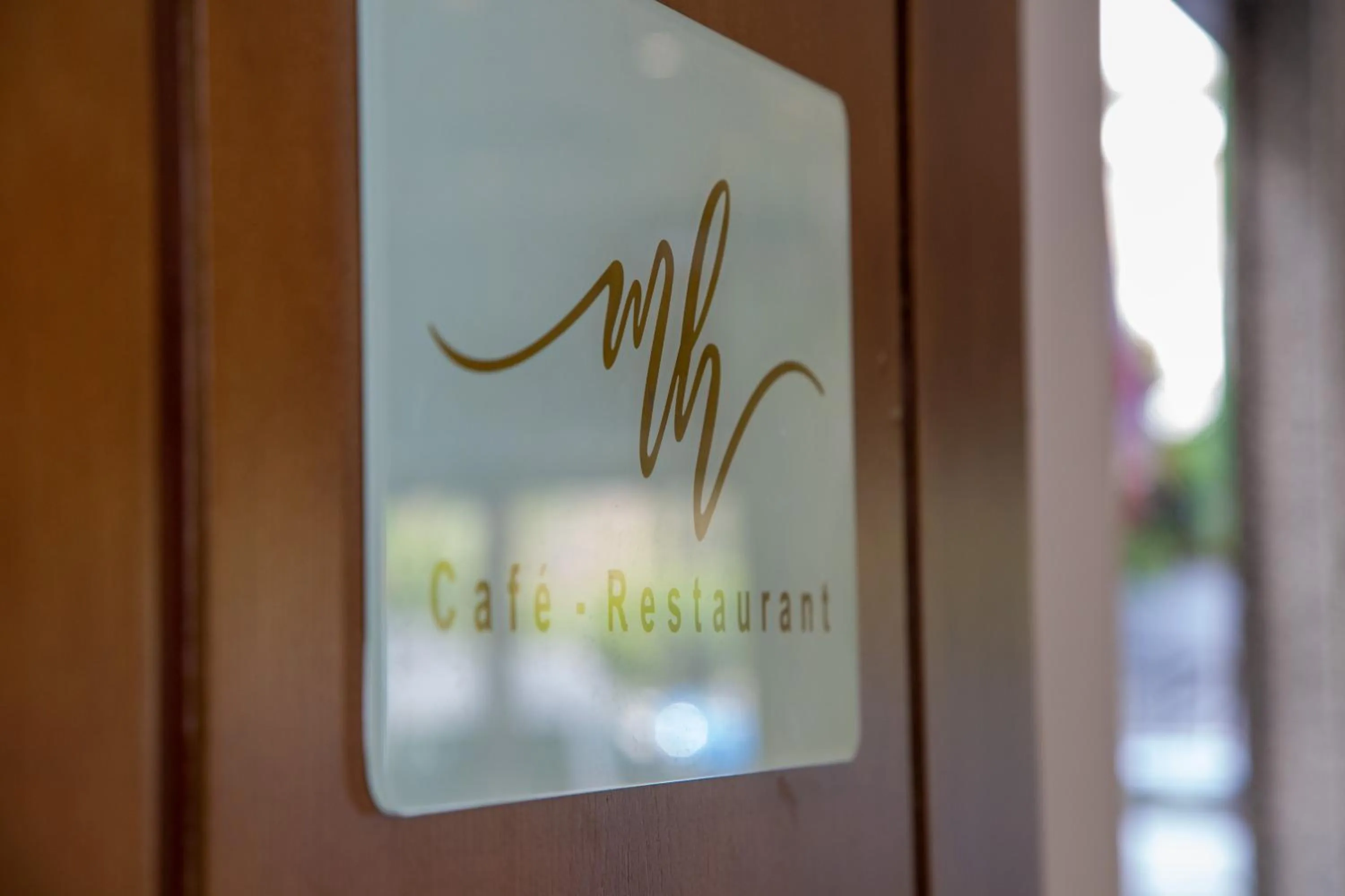 Restaurant/places to eat in Malak Hotel