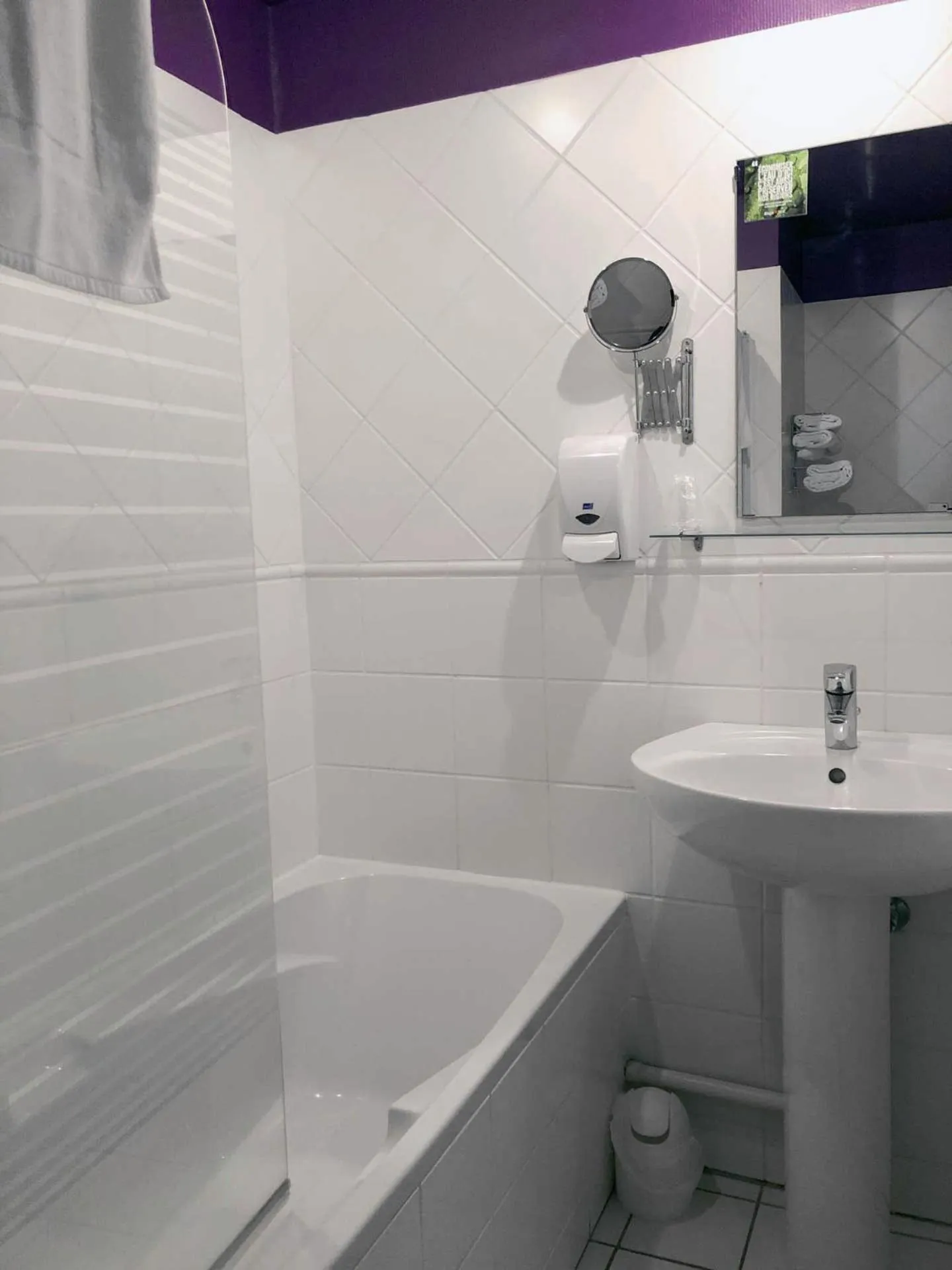 Bathroom in logis hôtel restaurant Le rendez-vous des Copains