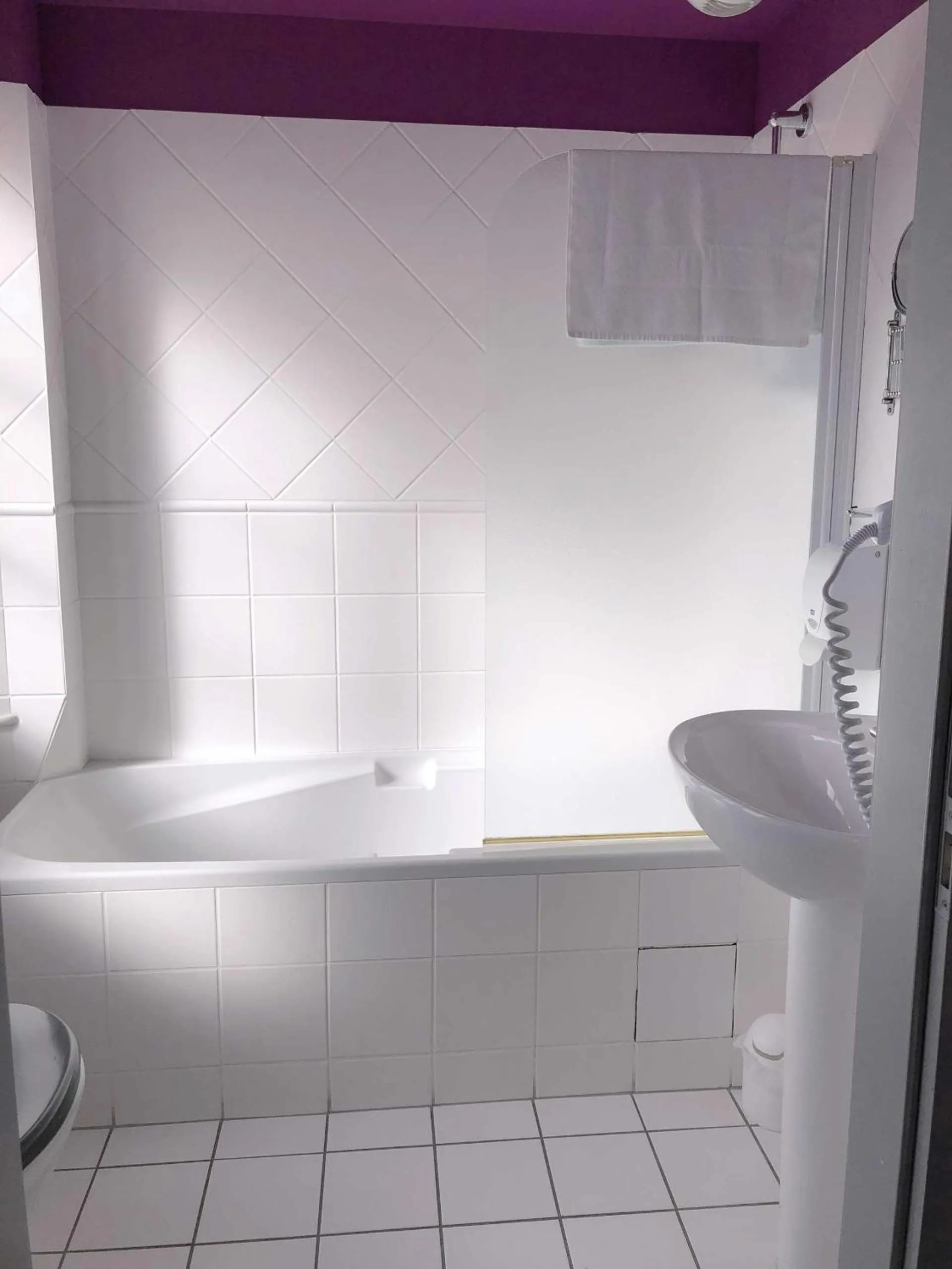 Bathroom in logis hôtel restaurant Le rendez-vous des Copains