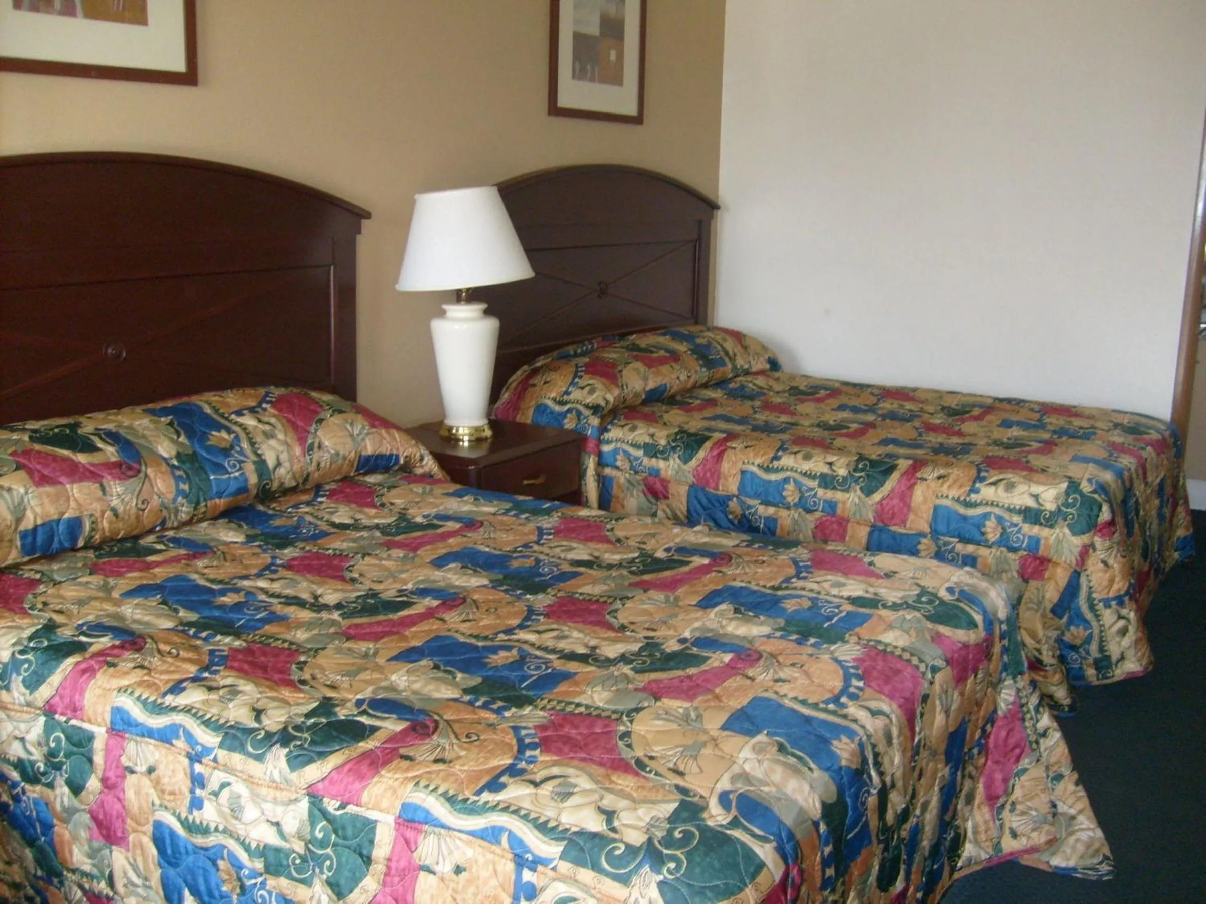 Bedroom in Express Inn Thomson