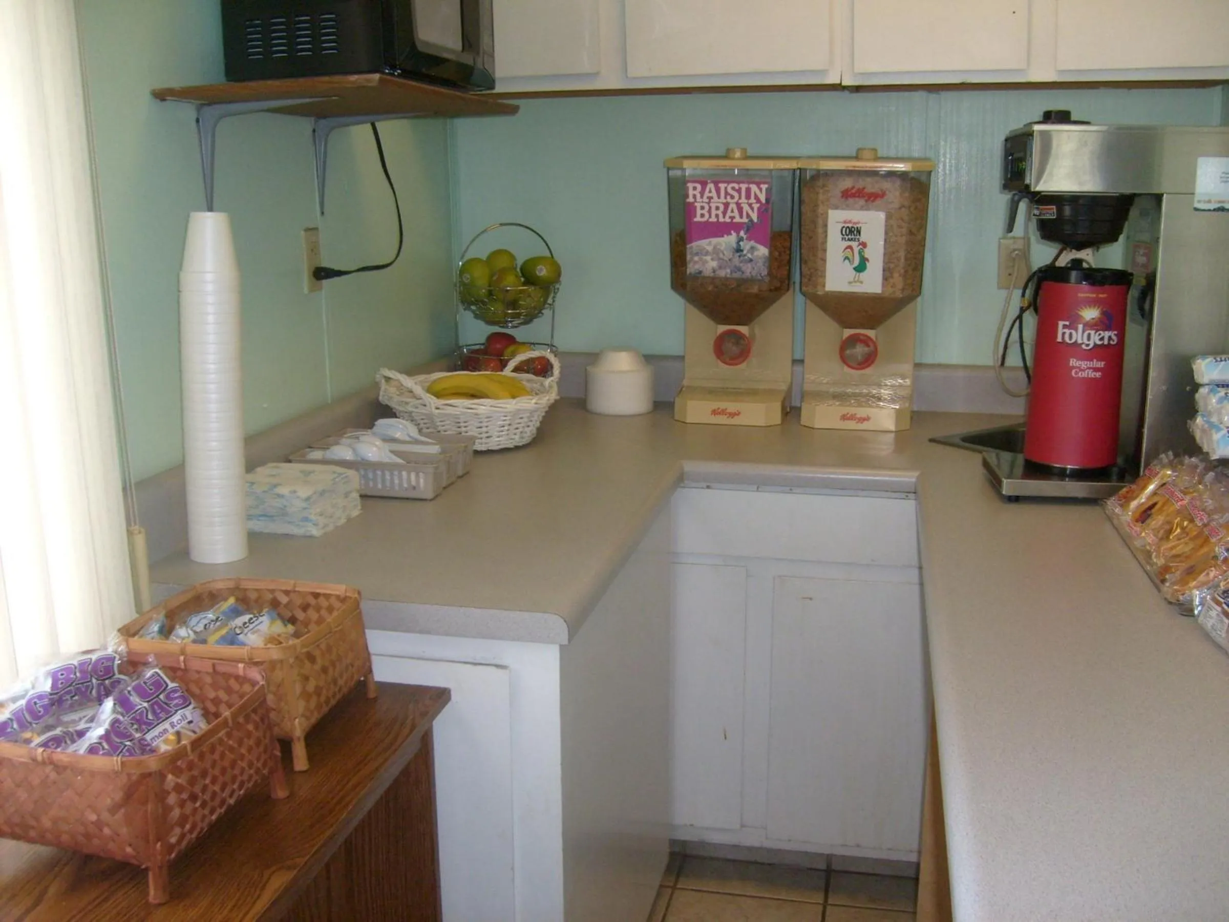 Food and drinks in Express Inn Thomson