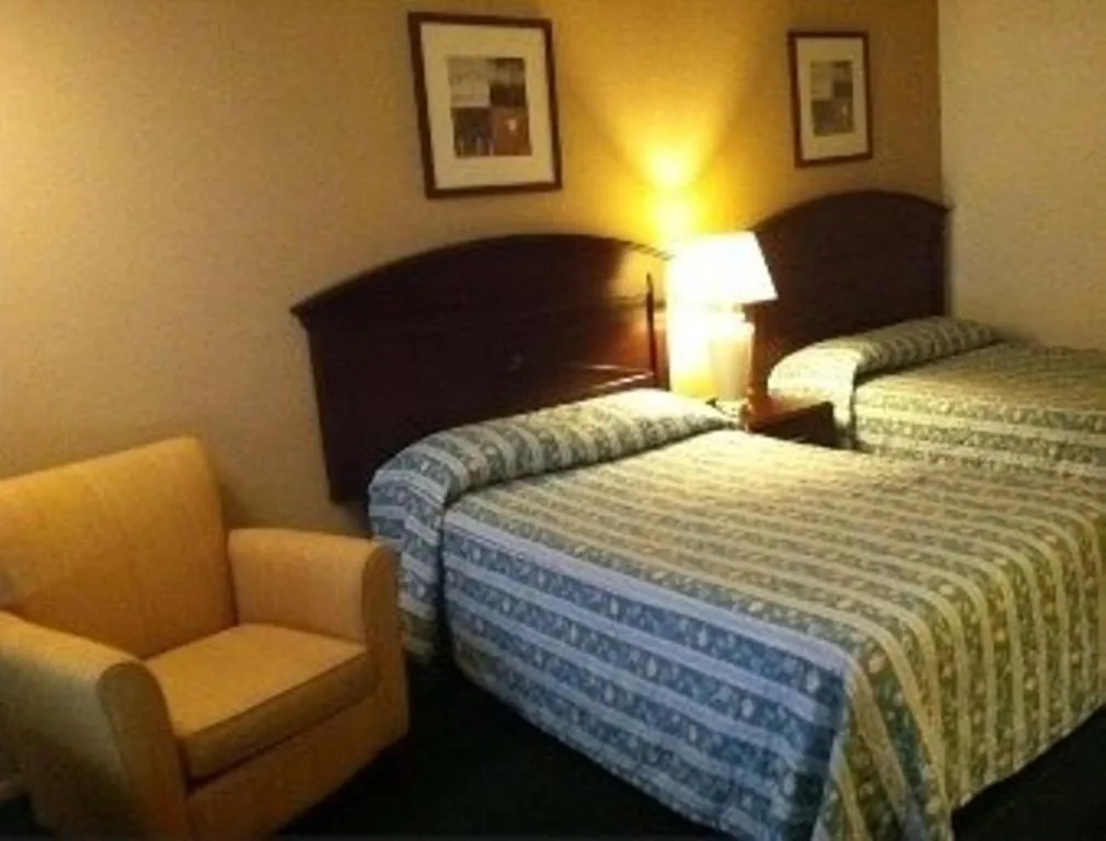 Double Room with Two Double Beds - Non-Smoking in Express Inn Thomson