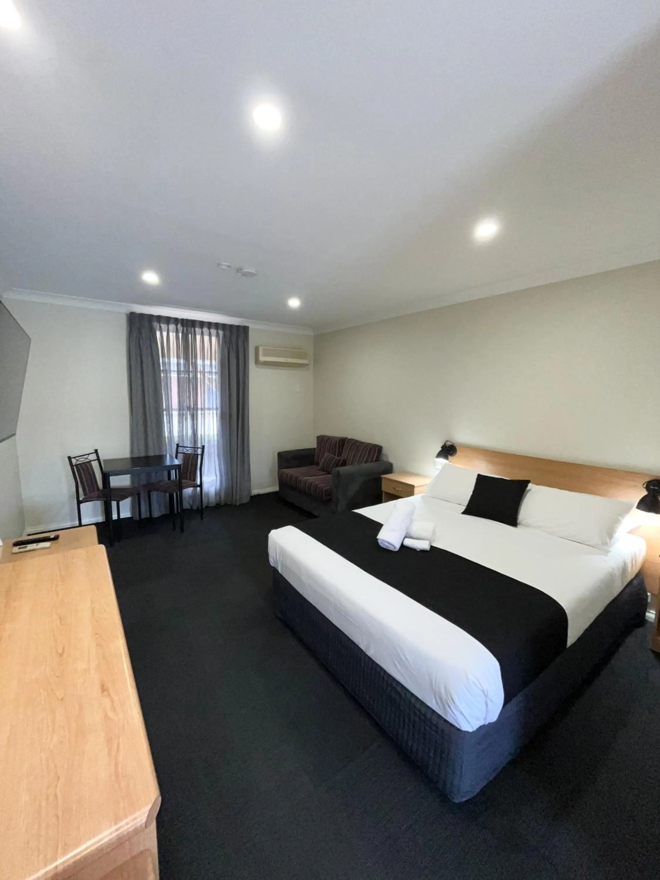 Bed in Bushman's Motor Inn