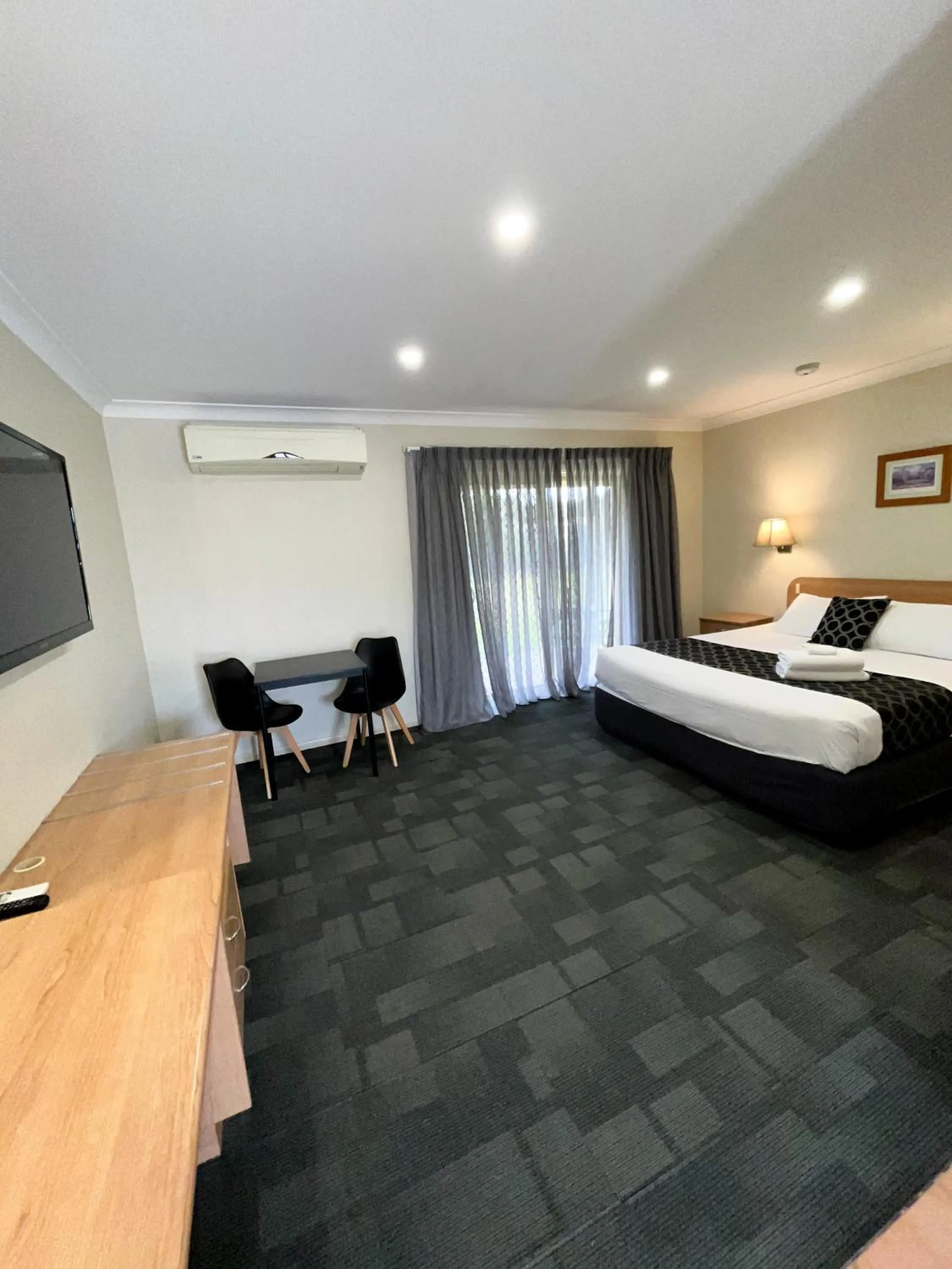 Bed in Bushman's Motor Inn