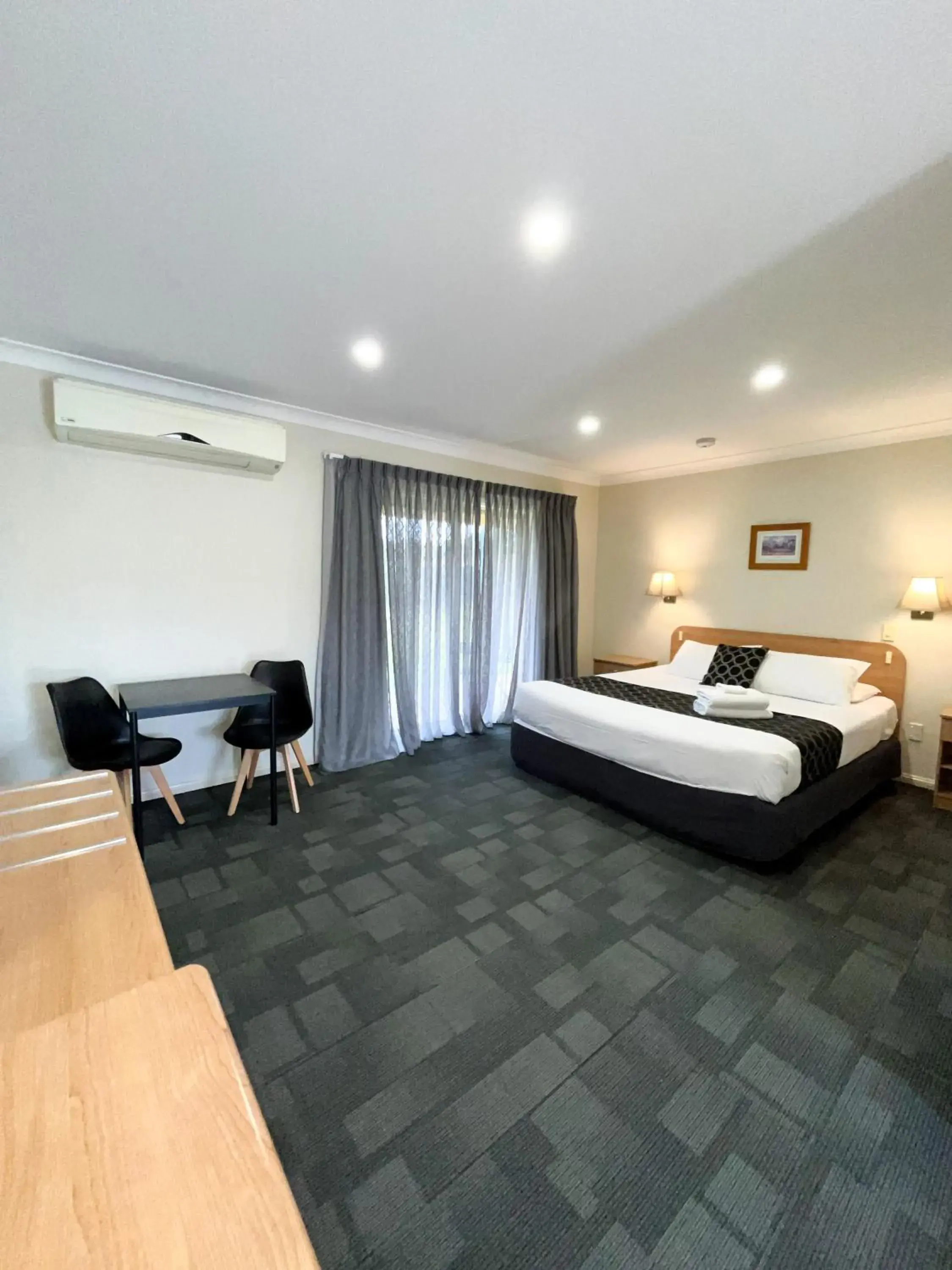 Executive King Room in Bushman's Motor Inn Executive King Room in Bushman's Motor Inn