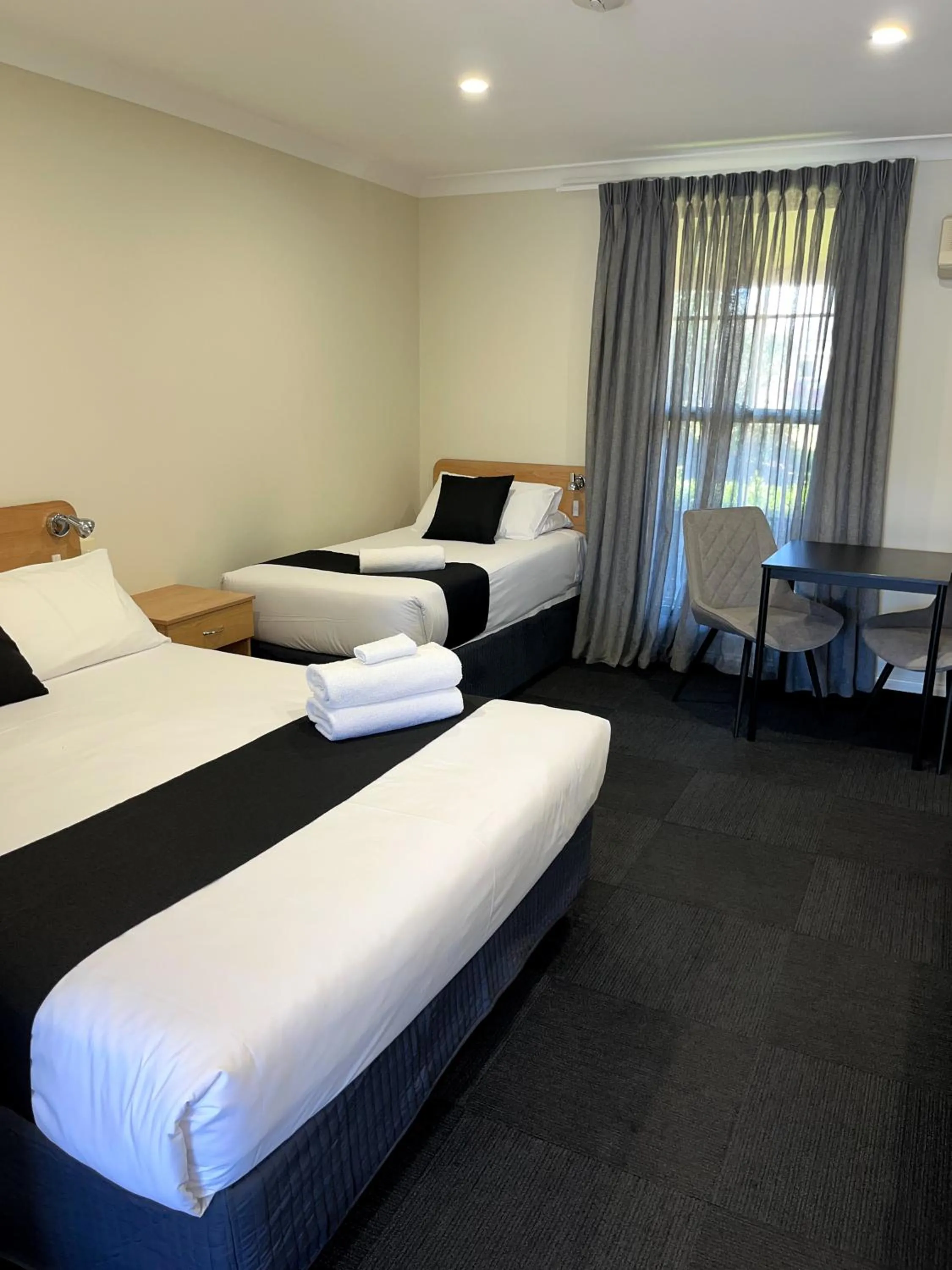 Bed in Bushman's Motor Inn