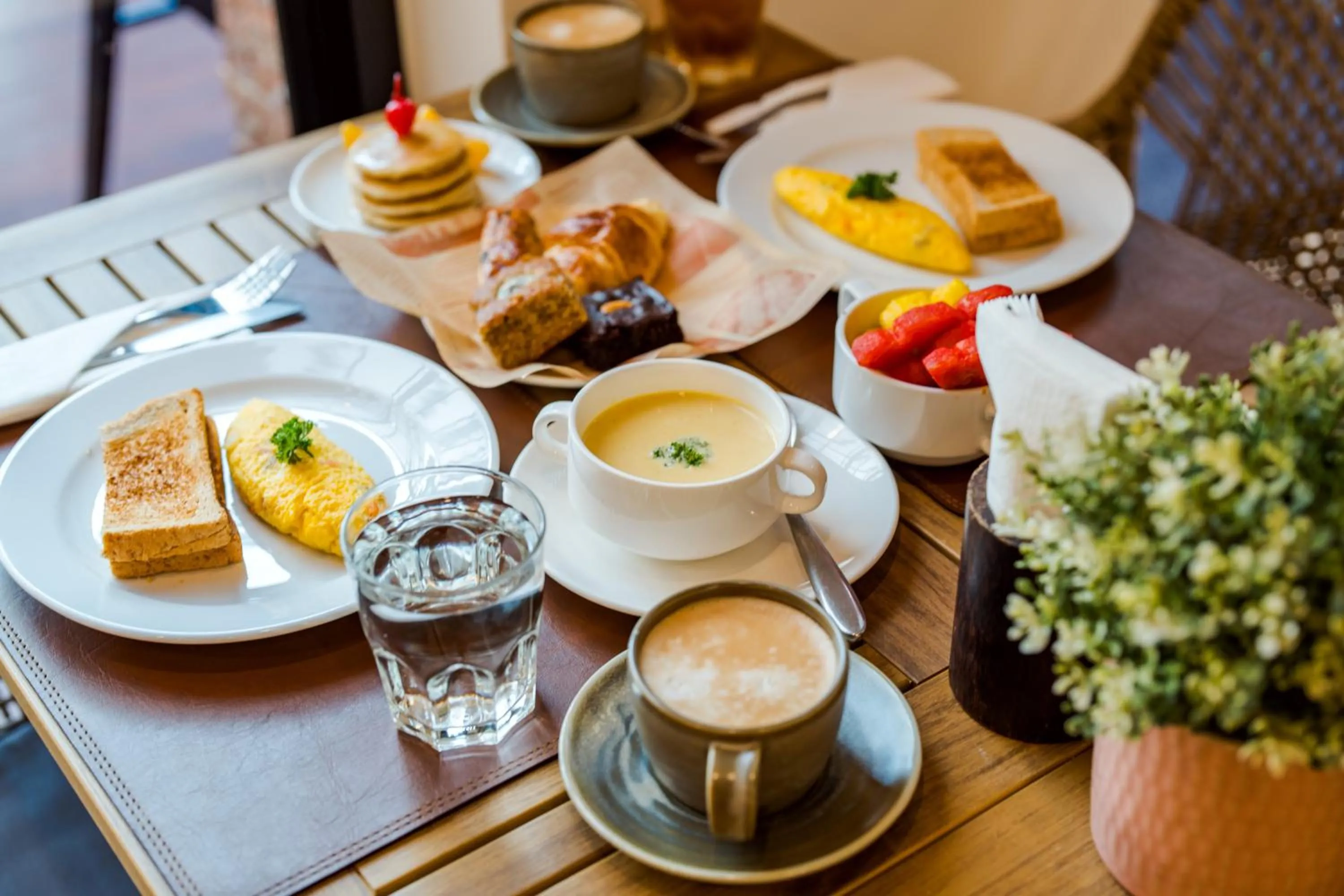 Restaurant/places to eat in Ayrest Hua Hin Hotel