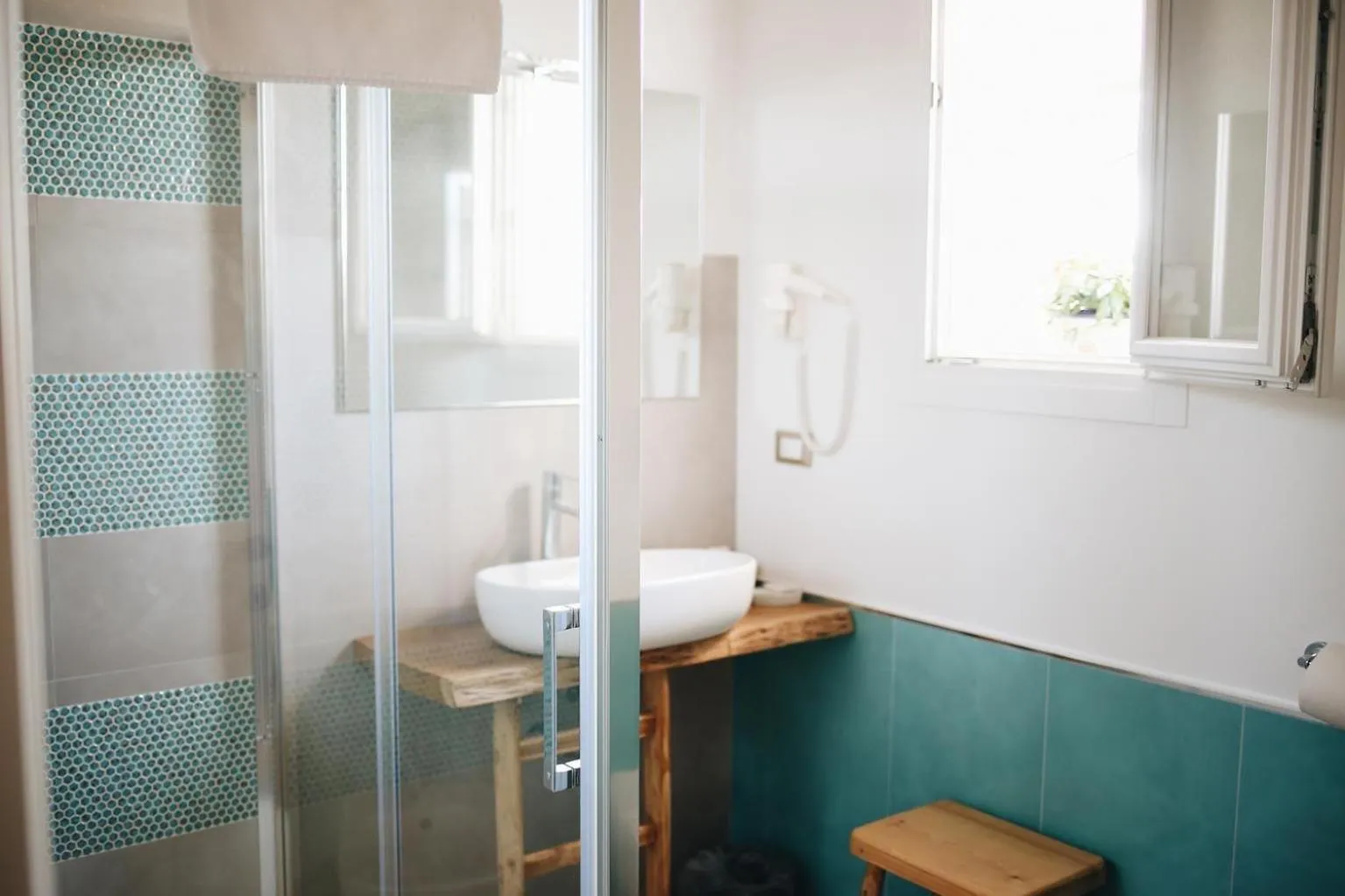 Shower in Le Home Rooms