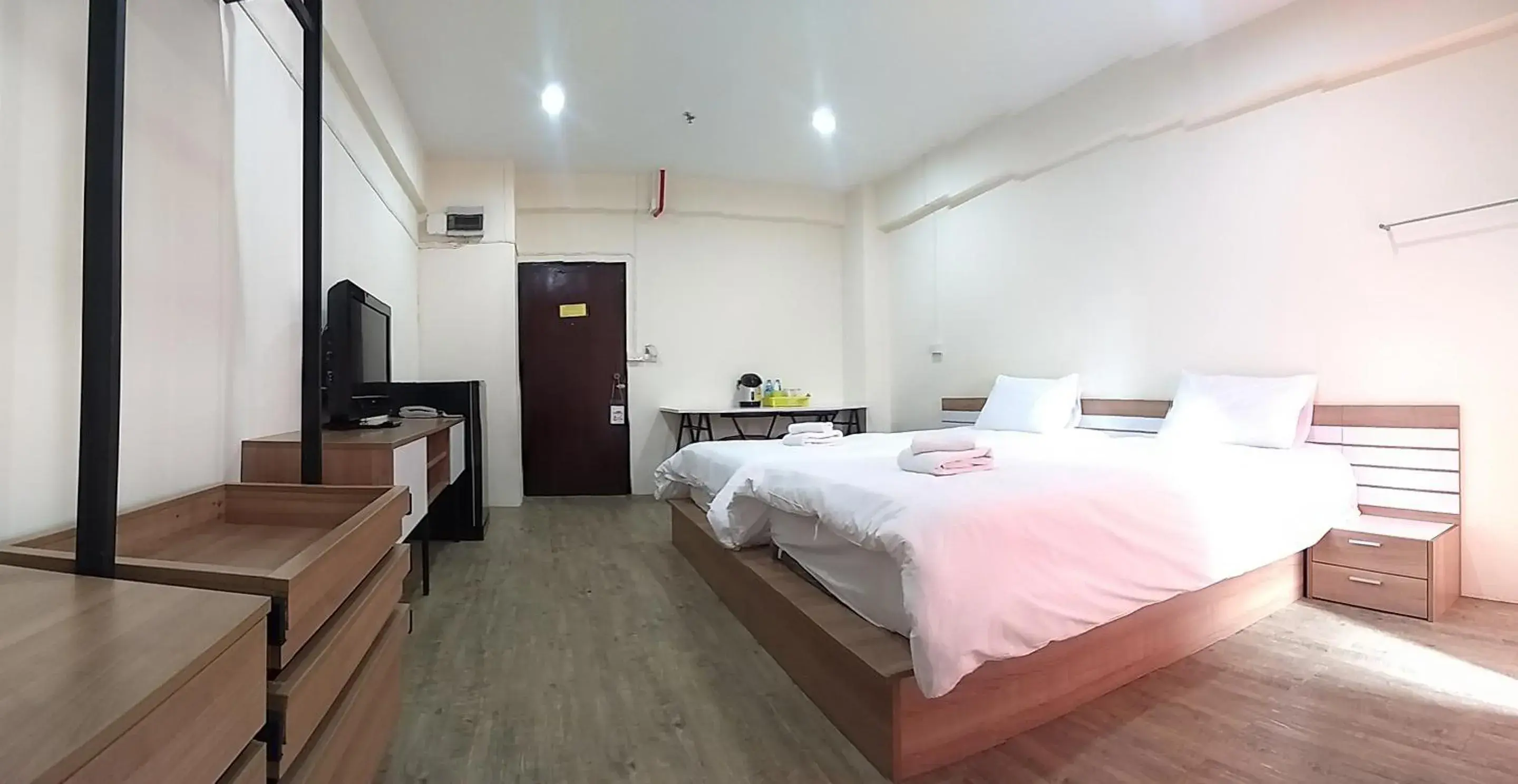 Superior Twin Room with Balcony in Komol Residence Bangkok Superior Twin Room with Balcony in Komol Residence Bangkok