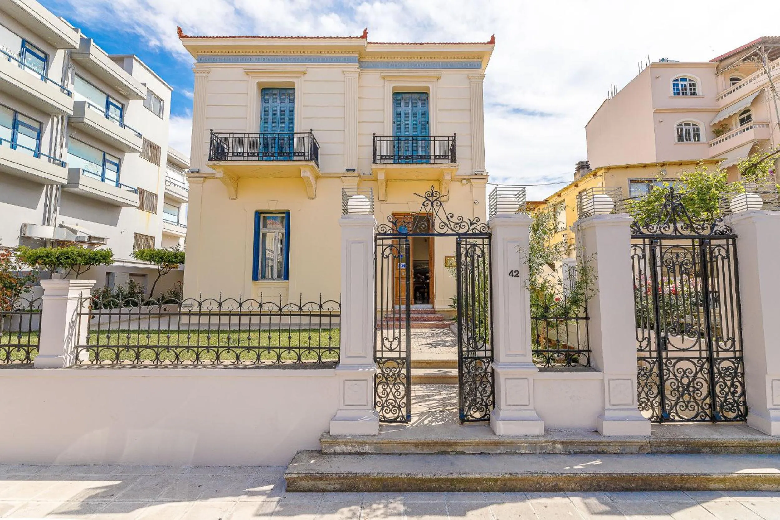 Facade/entrance in Creta Elena