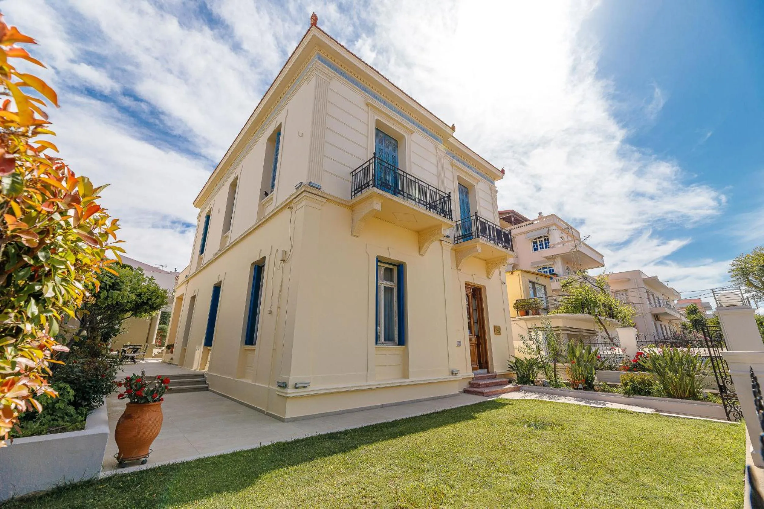 Property building in Creta Elena