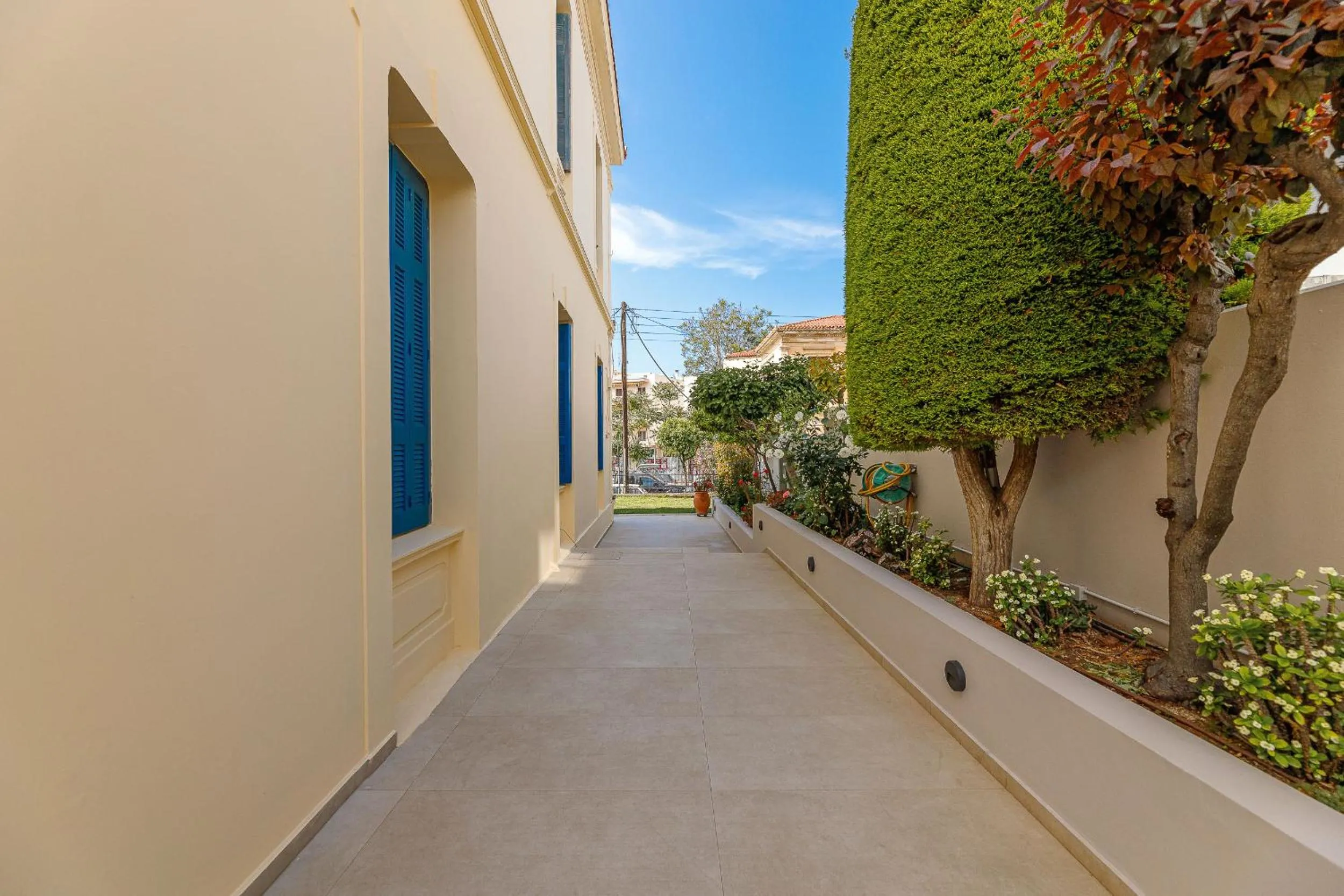 Property building in Creta Elena