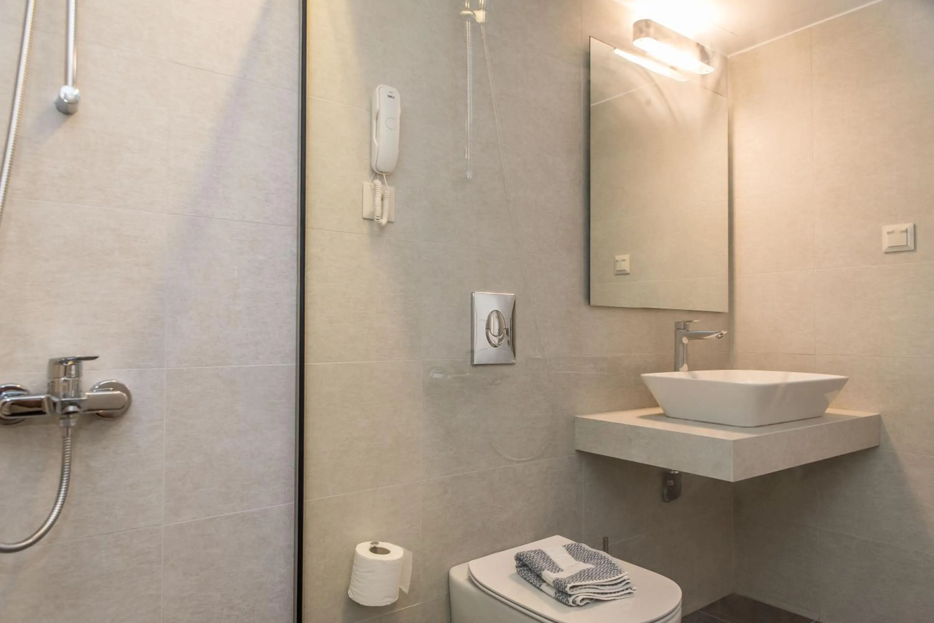 Shower in Creta Elena