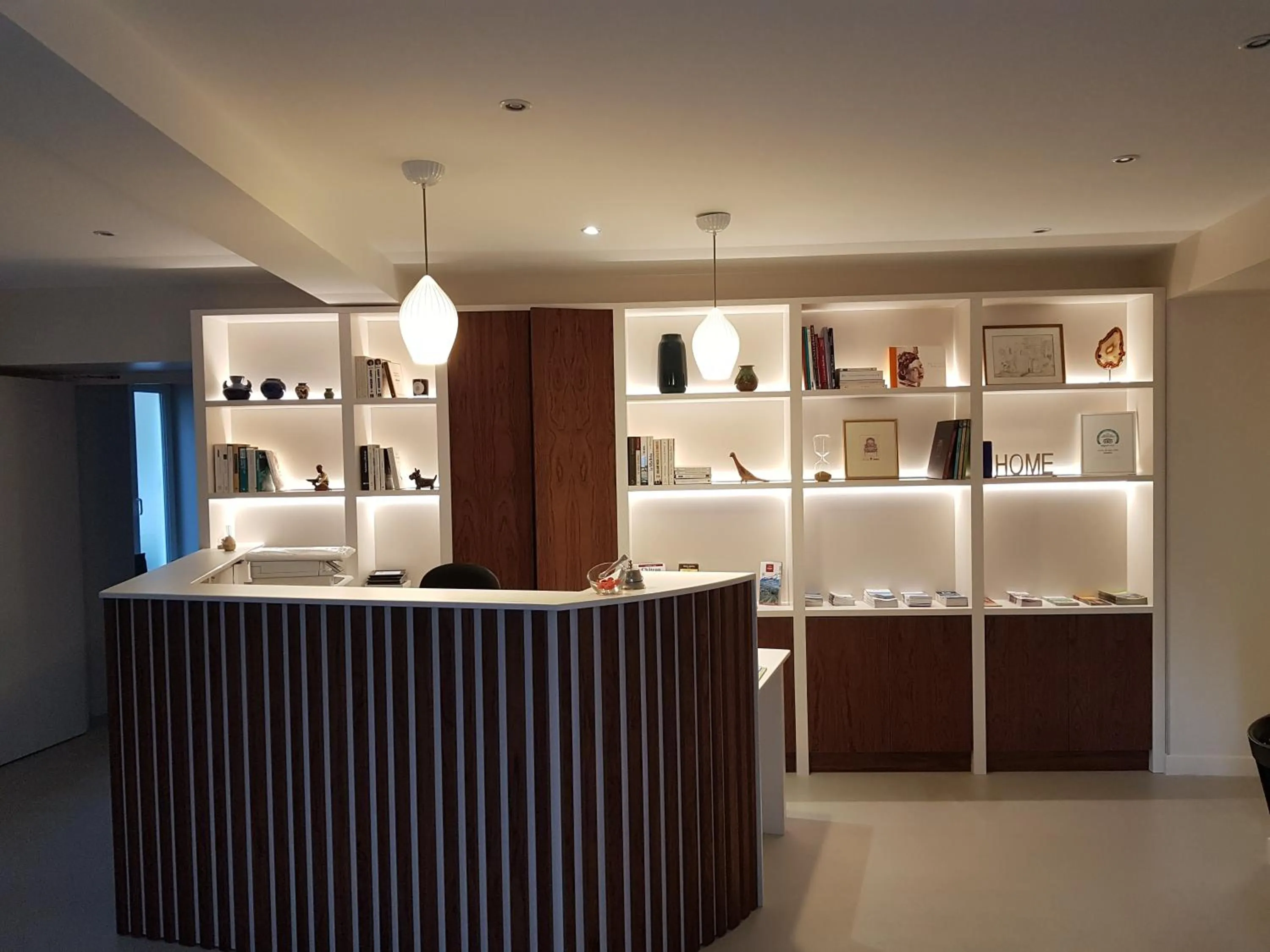 Library in Hôtel Au Bon Coin