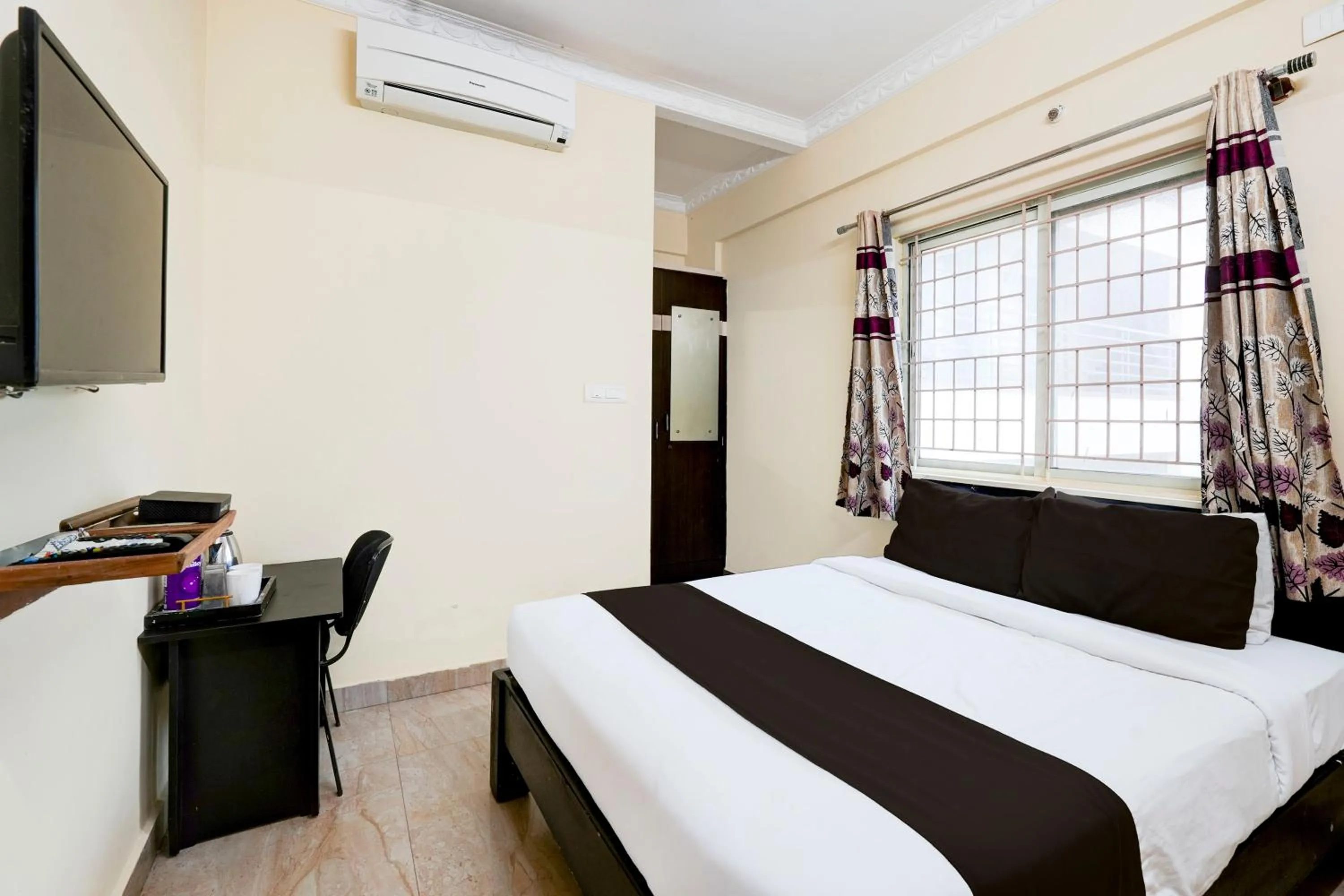 Bedroom in Hotel O Ganakkal Near BGS Hospital Junction formerly Omkar Inn.