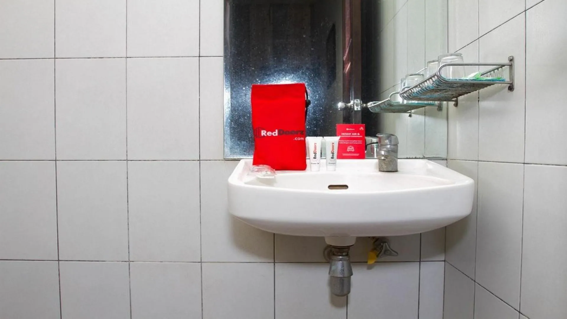 Bathroom in RedDoorz @ Cikutra 3