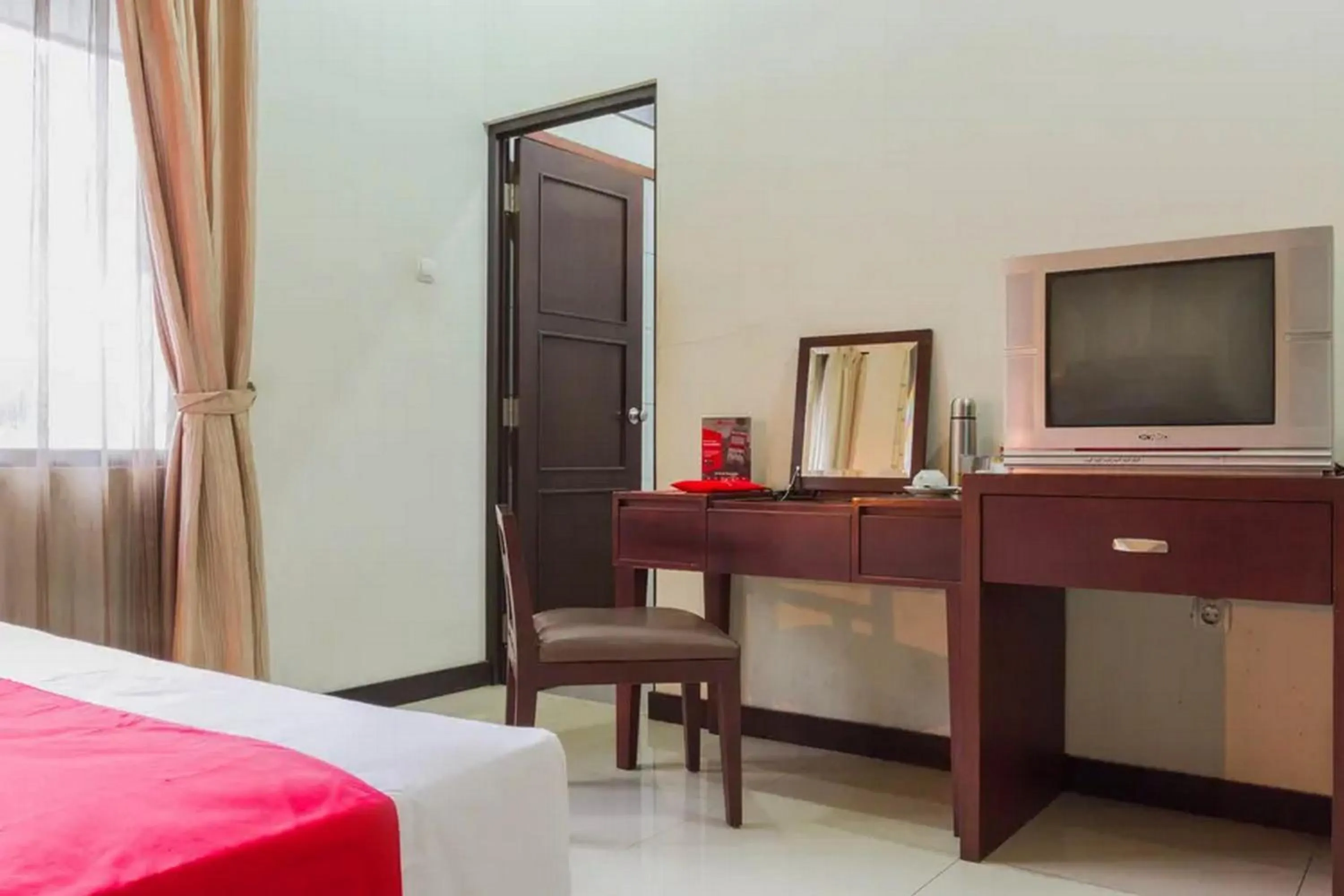 Bedroom, Bed in RedDoorz @ Cikutra 3